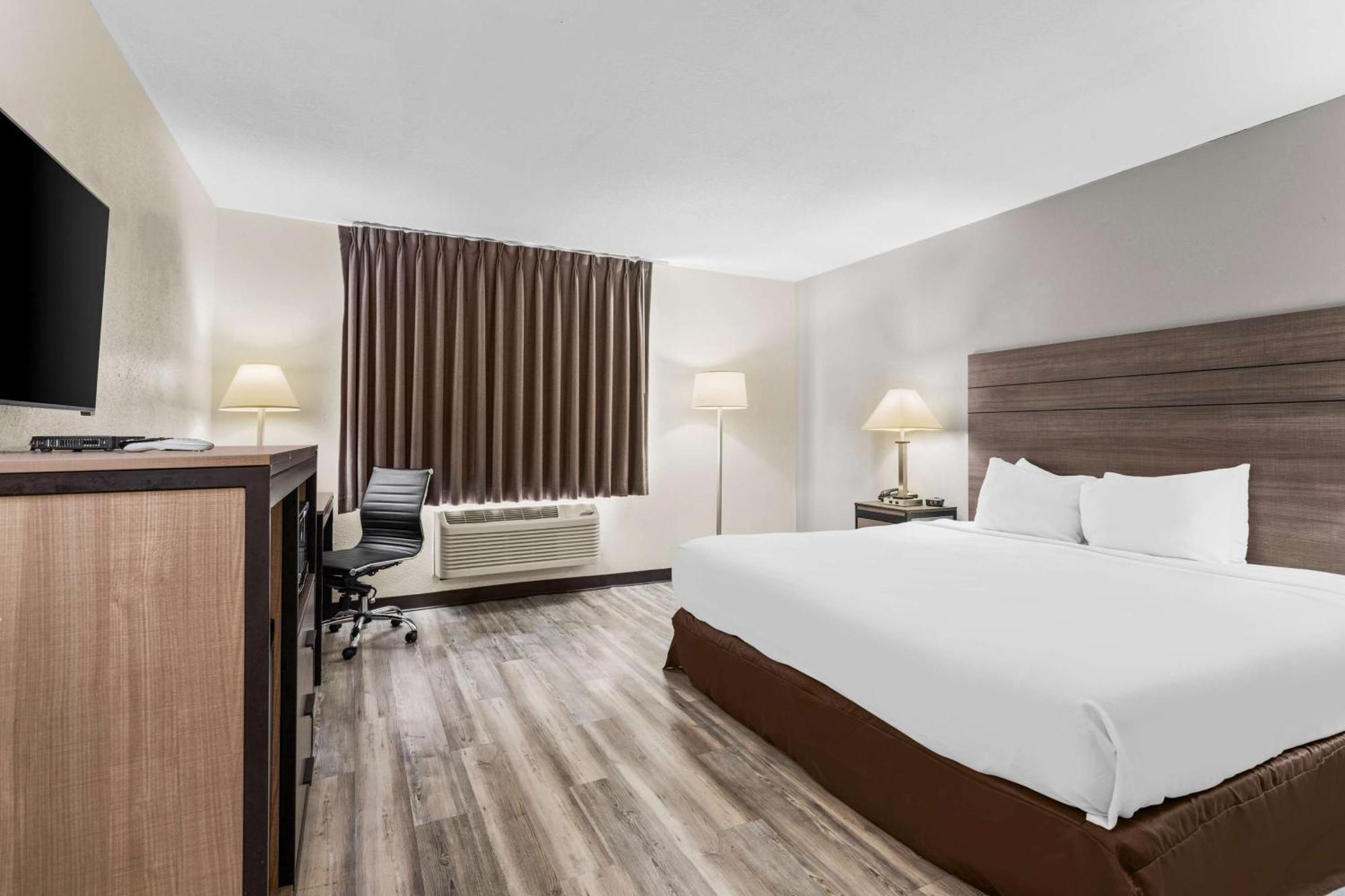 King Room with Roll-in Shower - Disability Access/Non-Smoking