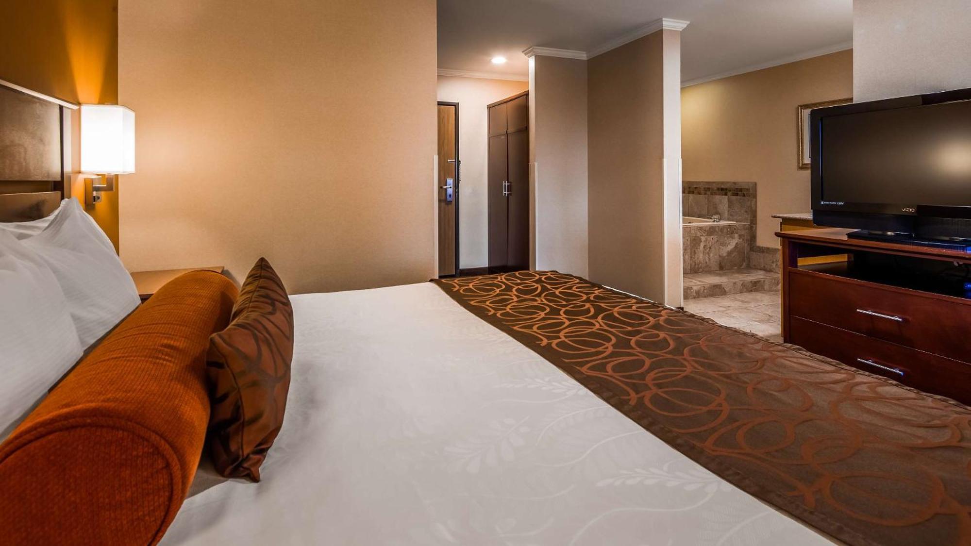 Deluxe King Suite with Spa Bath - Non-Smoking