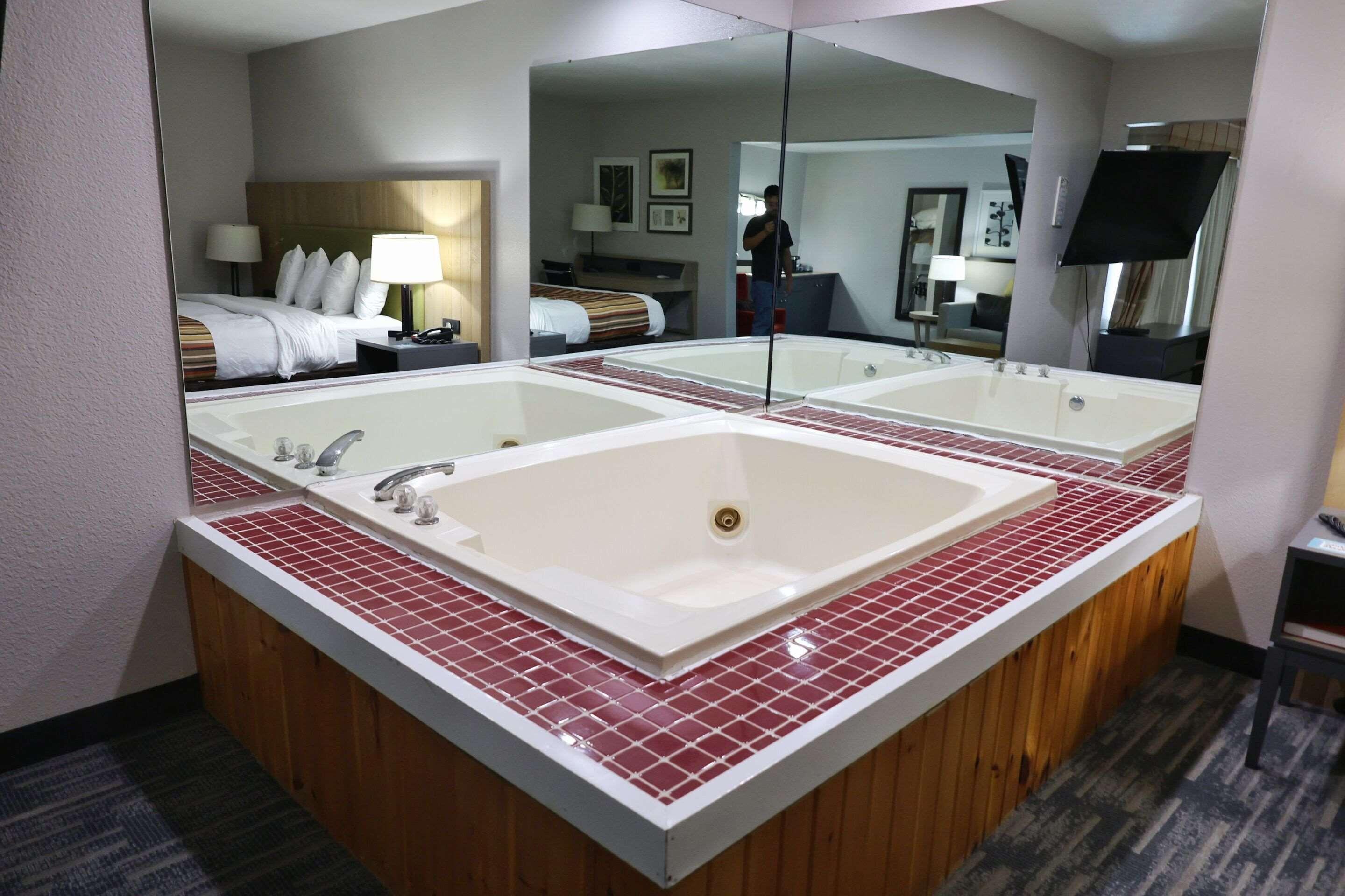 King Suite Whirlpool,1706286569:JPEG