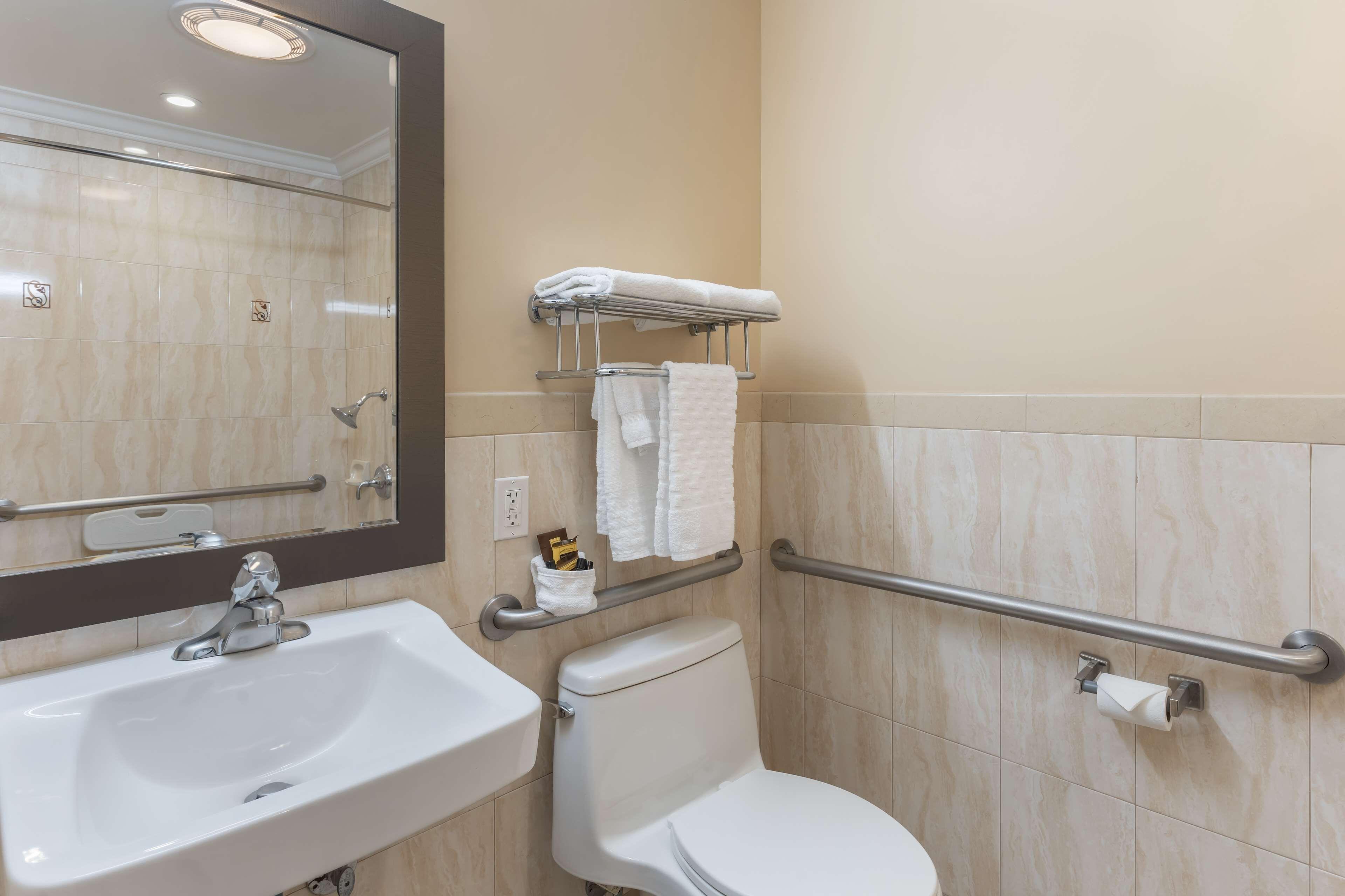 King Room Roll Shower Disability Access or Non-Smoking,1530467623:JPEG