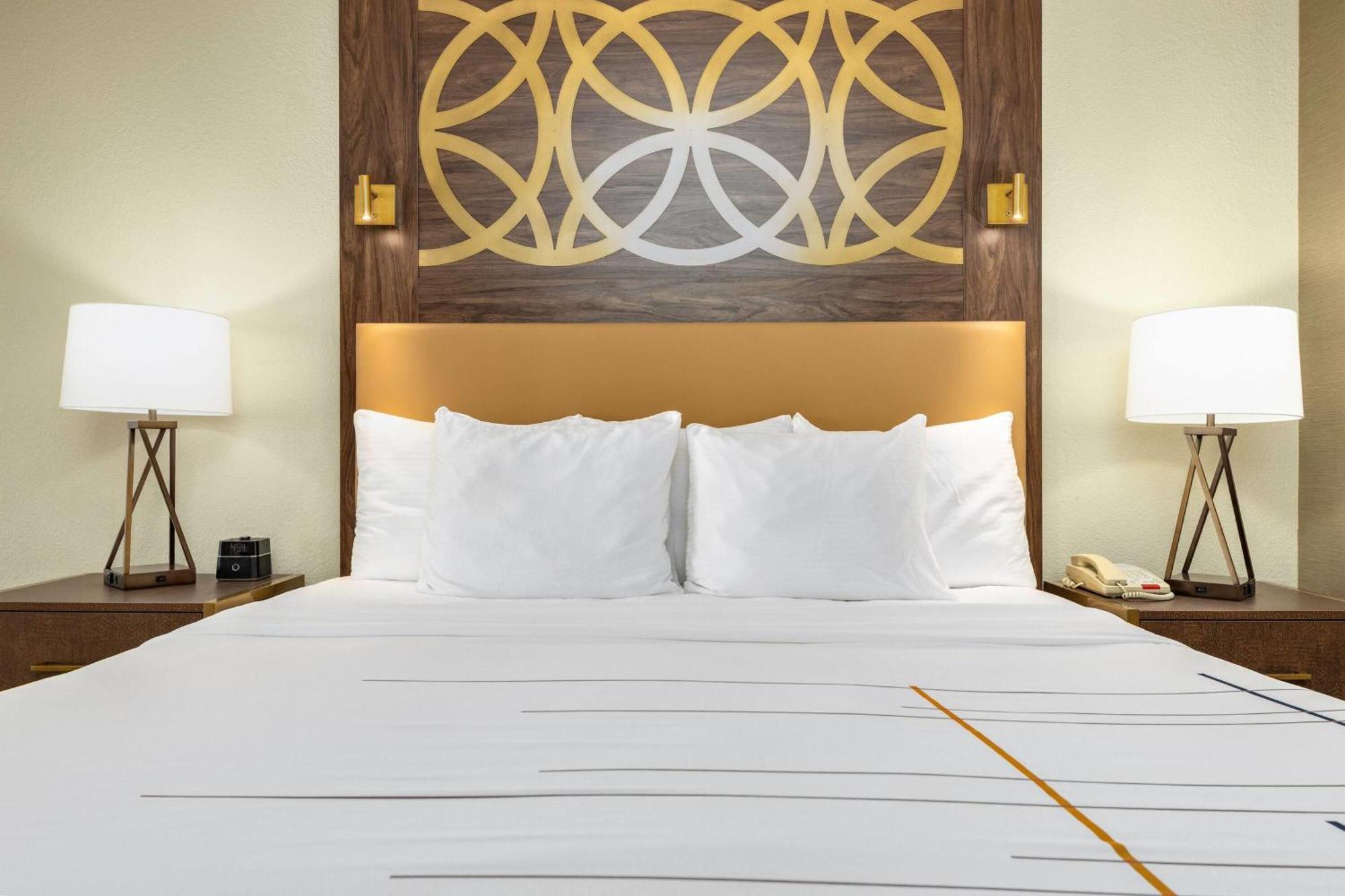 Executive King Suite with Balcony and Lake View - Lower Floor