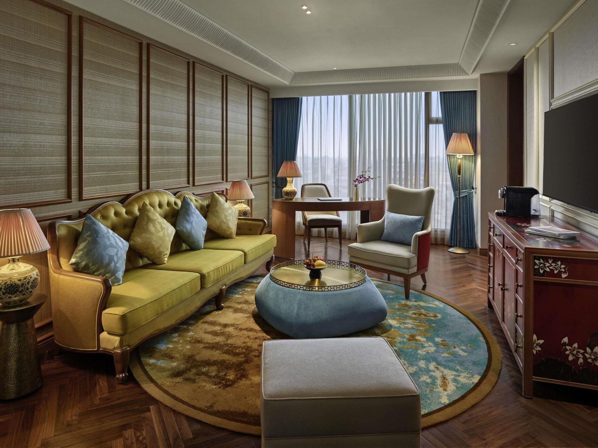Deluxe King Suite with Lounge Access