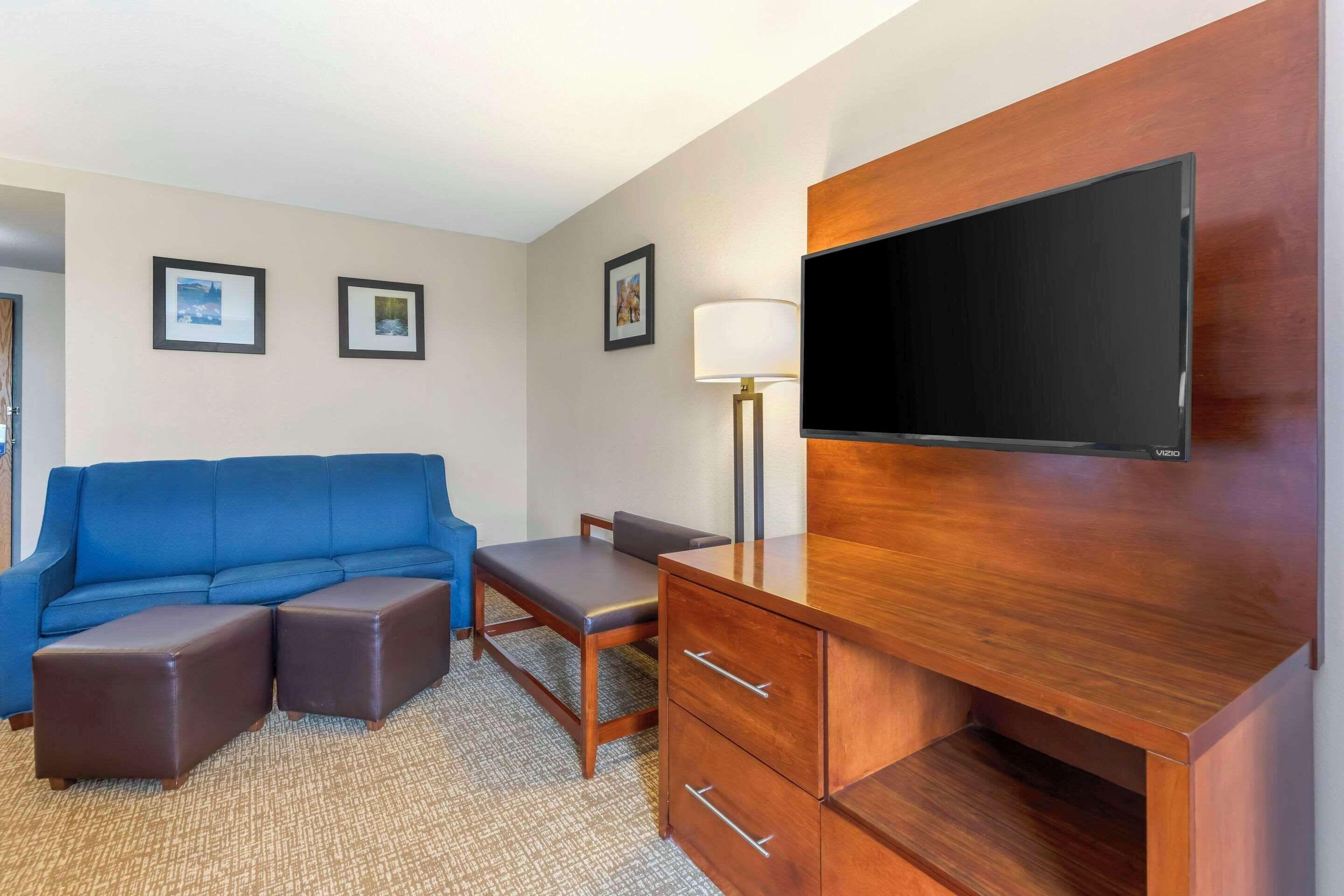King Suite with One King Bed - Non-Smoking