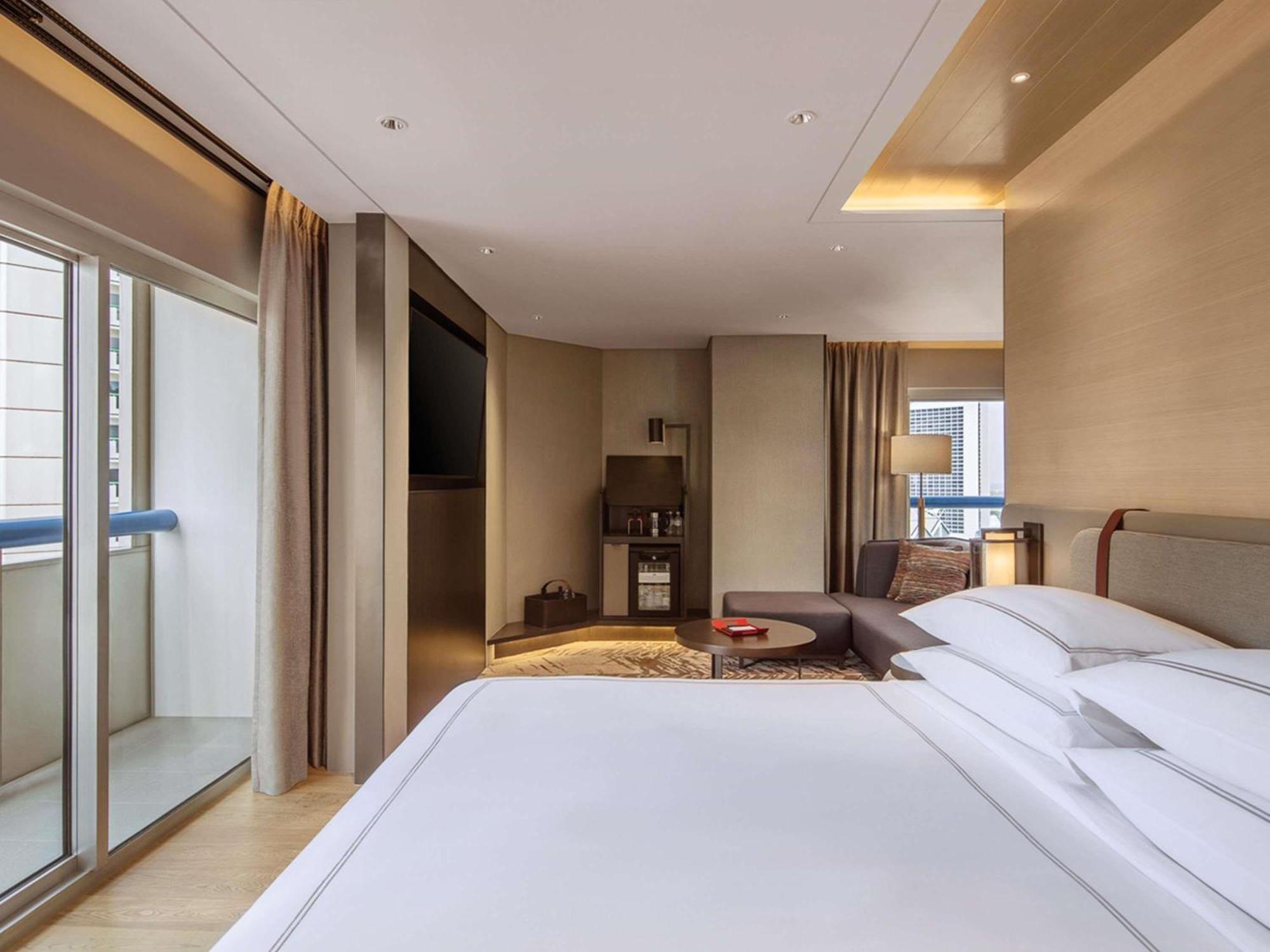 Suite Signature con cama extragrande, 2 balcones y vistas a la ciudad