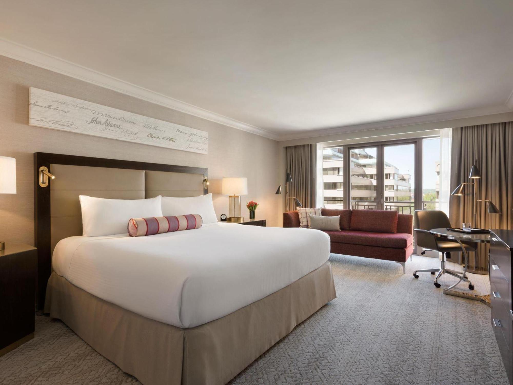 Deluxe Courtyard King Room