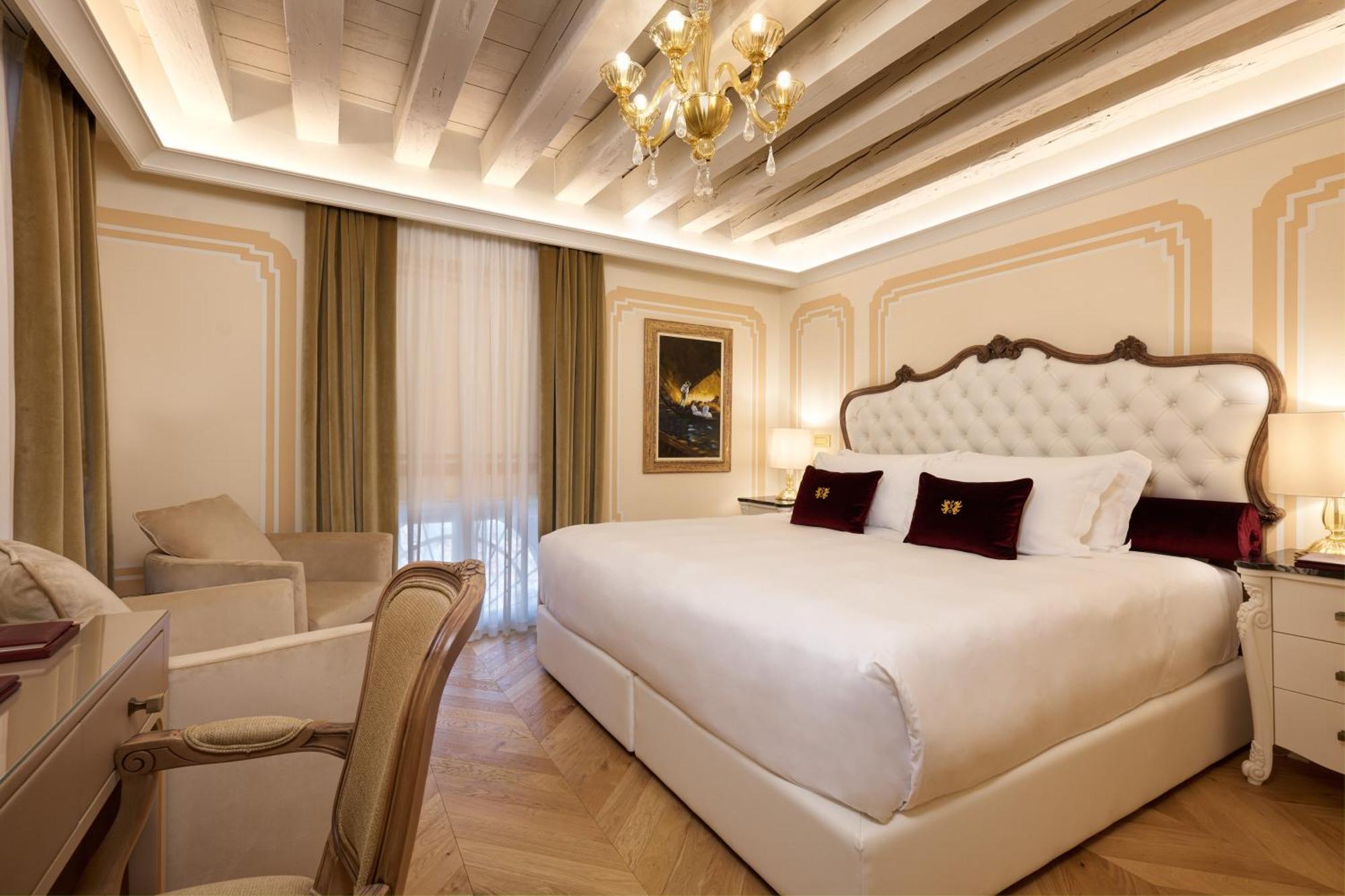 Prestige Double Room Lateral Canal View