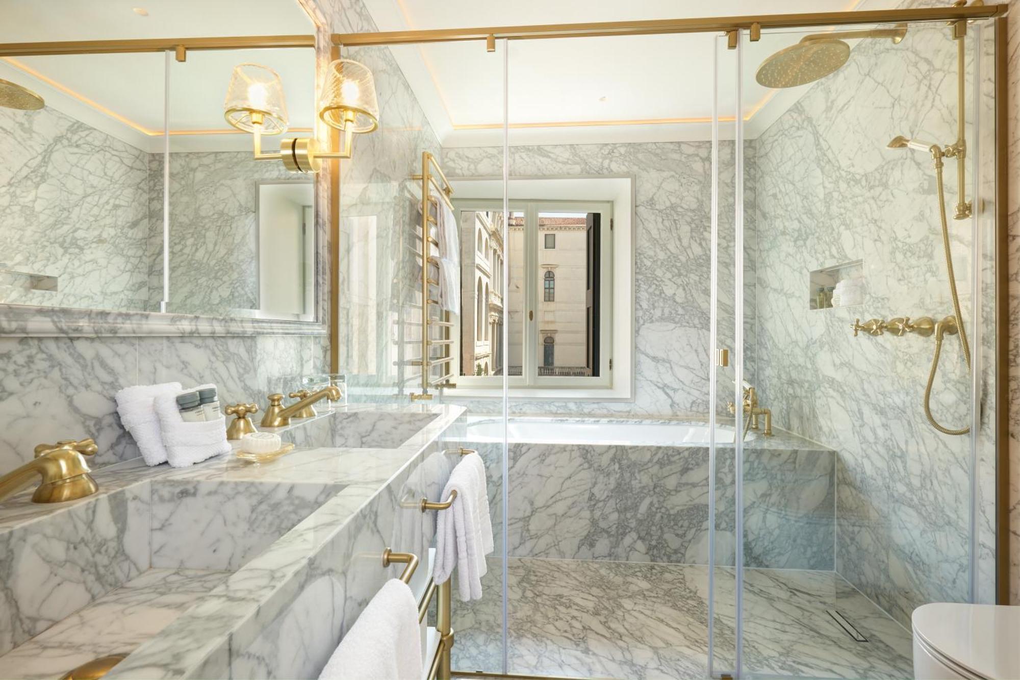 Prestige Double Room Lateral Canal View