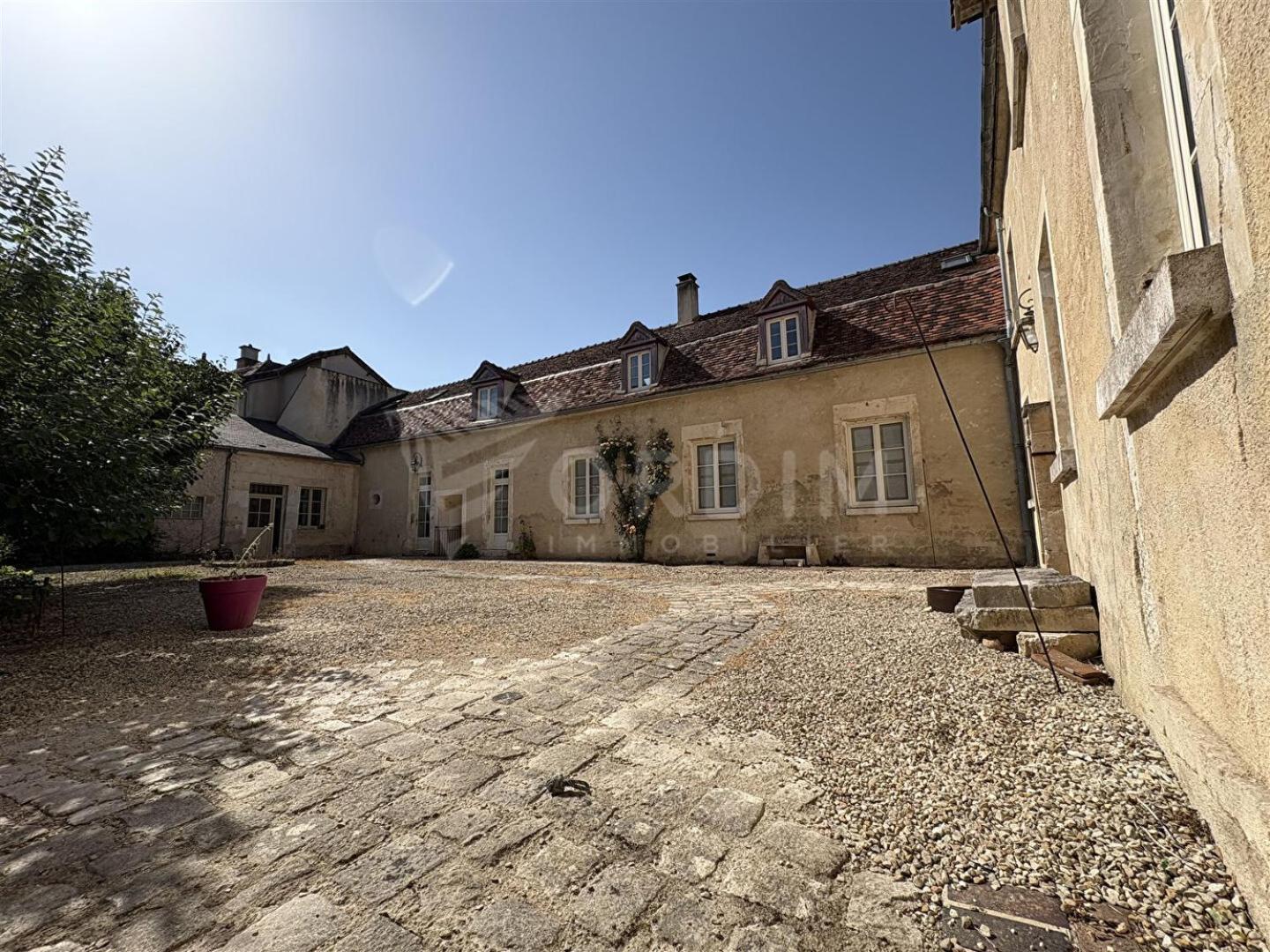 Six-Bedroom House,1722935953:JPEG