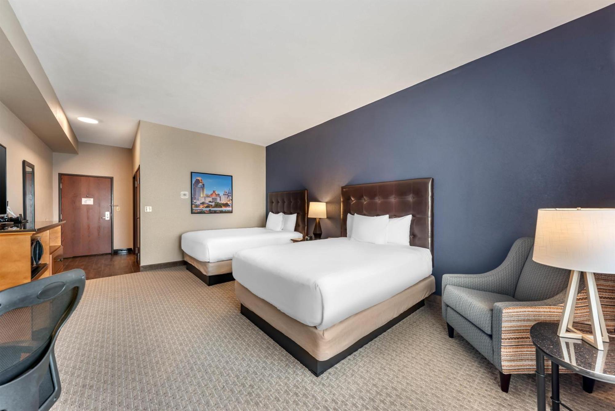 Deluxe Queen Room with Two Queen Beds – High Floor