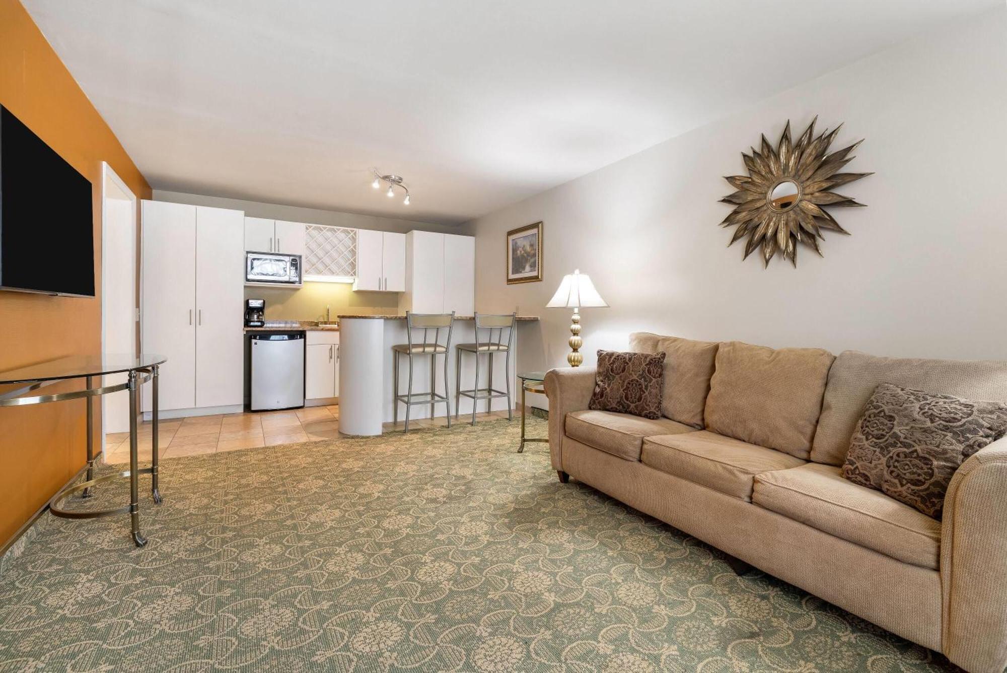 King Suite with Exterior Entrance - Non-Smoking