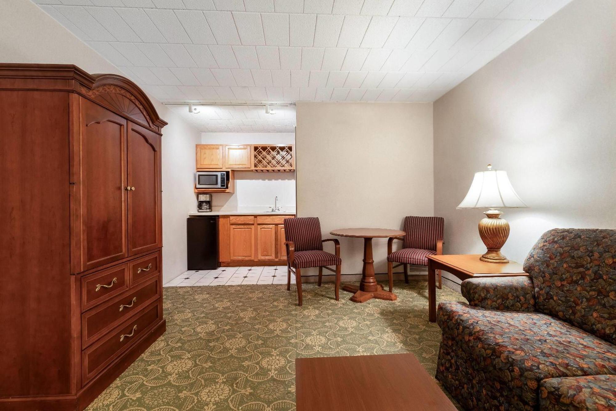 King Suite - No Windows - Non-Smoking