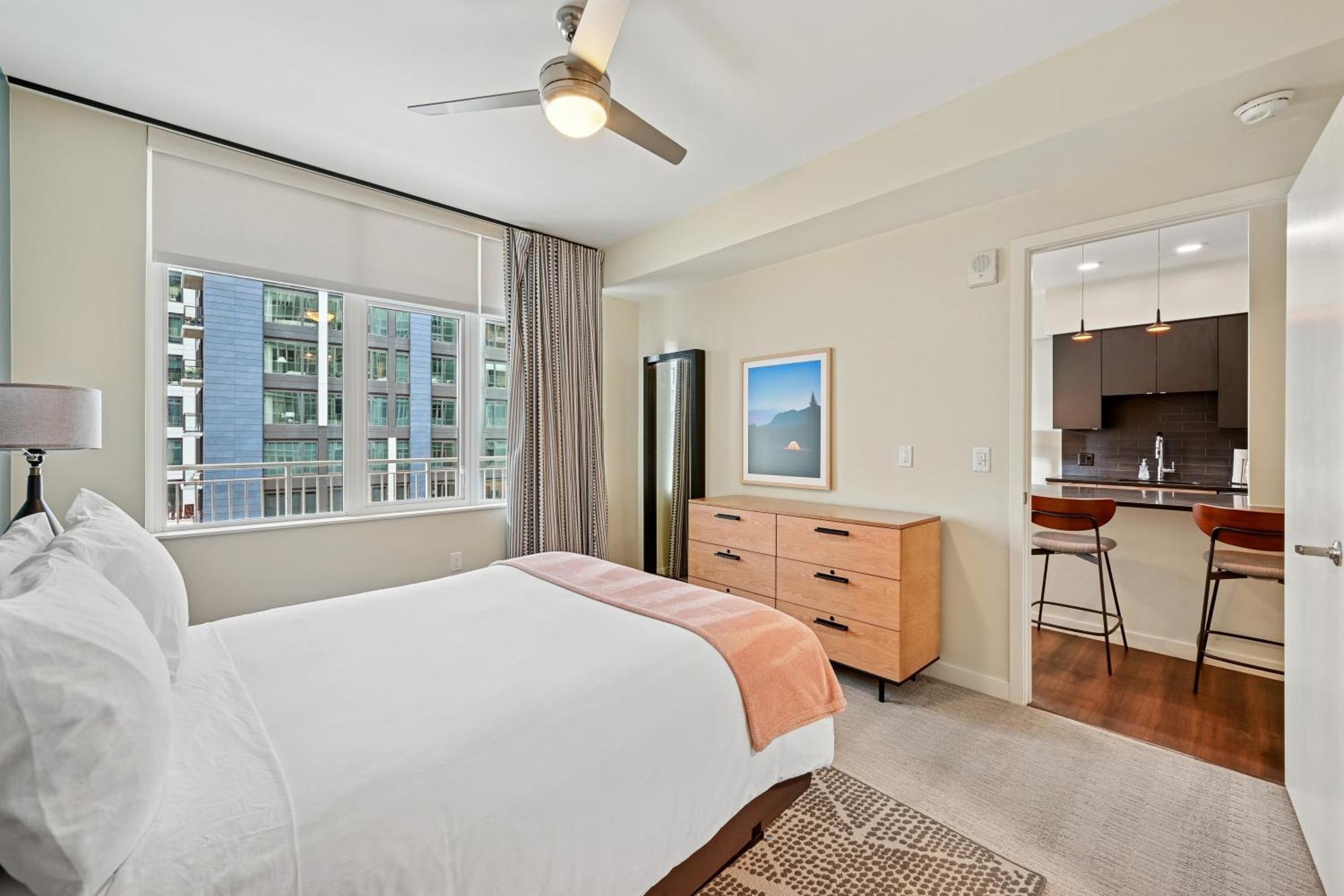1 Bedroom Designer Furnished Apt at Union Station