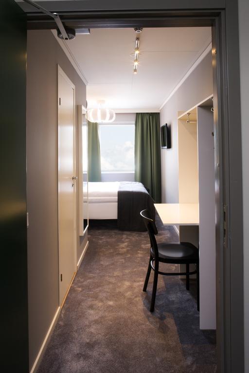 Habitación con cama grande