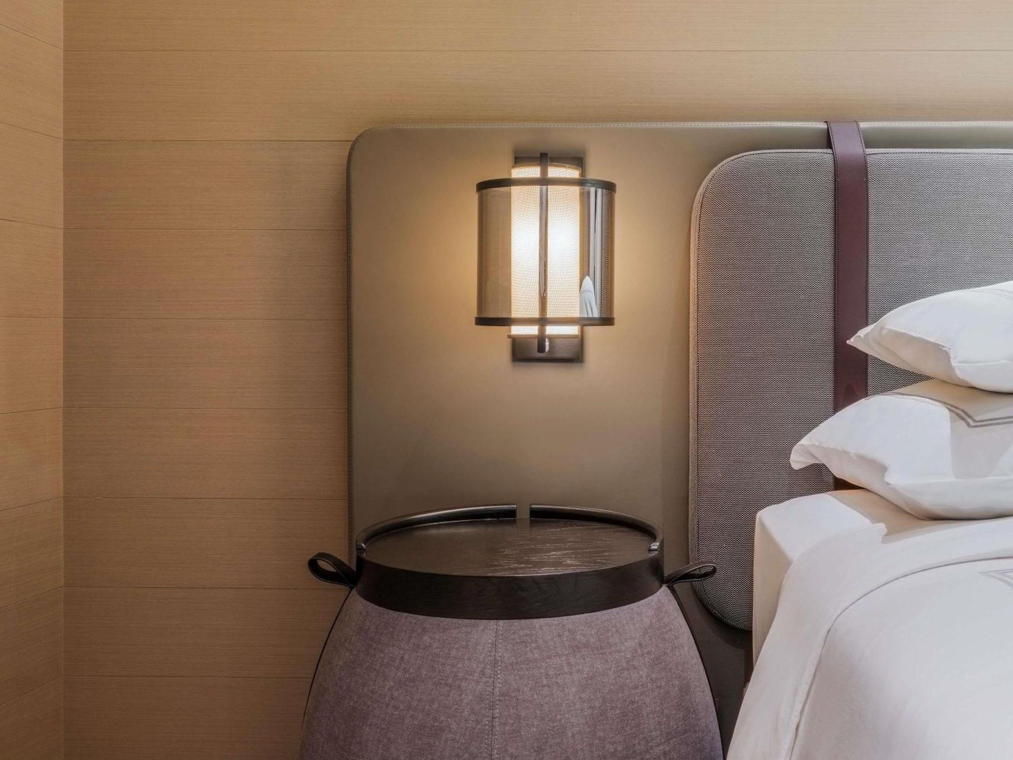 Alojamiento Premier Marina Bay con cama extragrande, balcón y vistas a Marina Bay