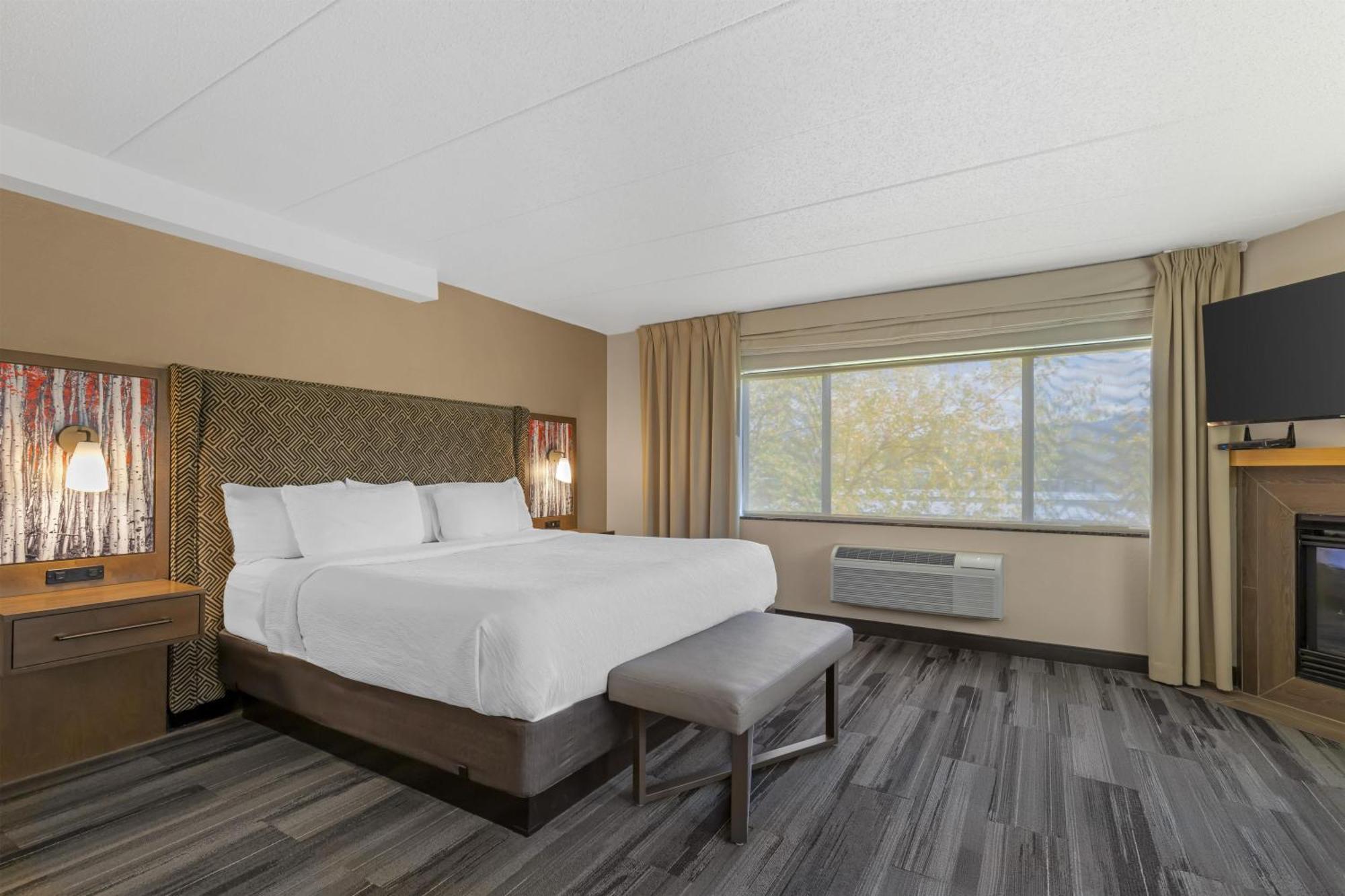 Larger King Suite with Spa Bath and Fireplace - Non-Smoking