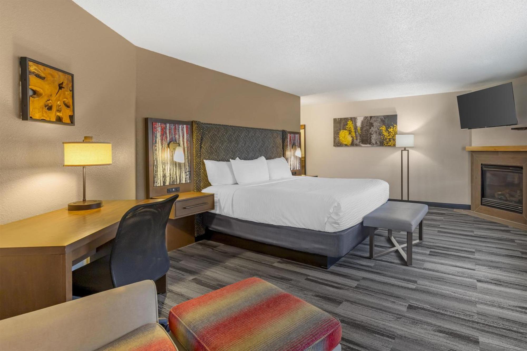 King Suite with Spa Bath and Fireplace - Non-Smoking
