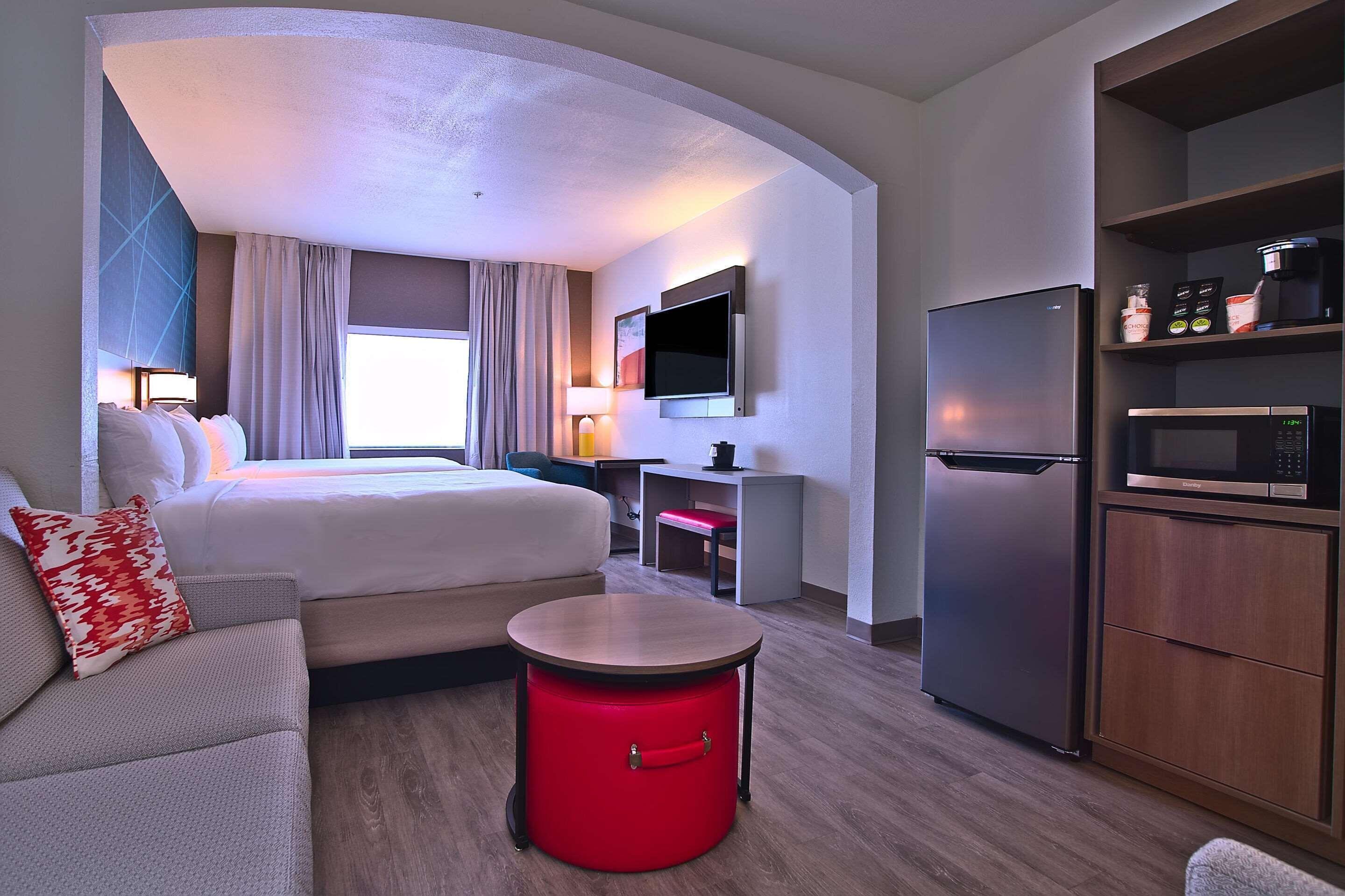 Queen Suite with Two Queen Beds and Sitting Area - Non-Smoking