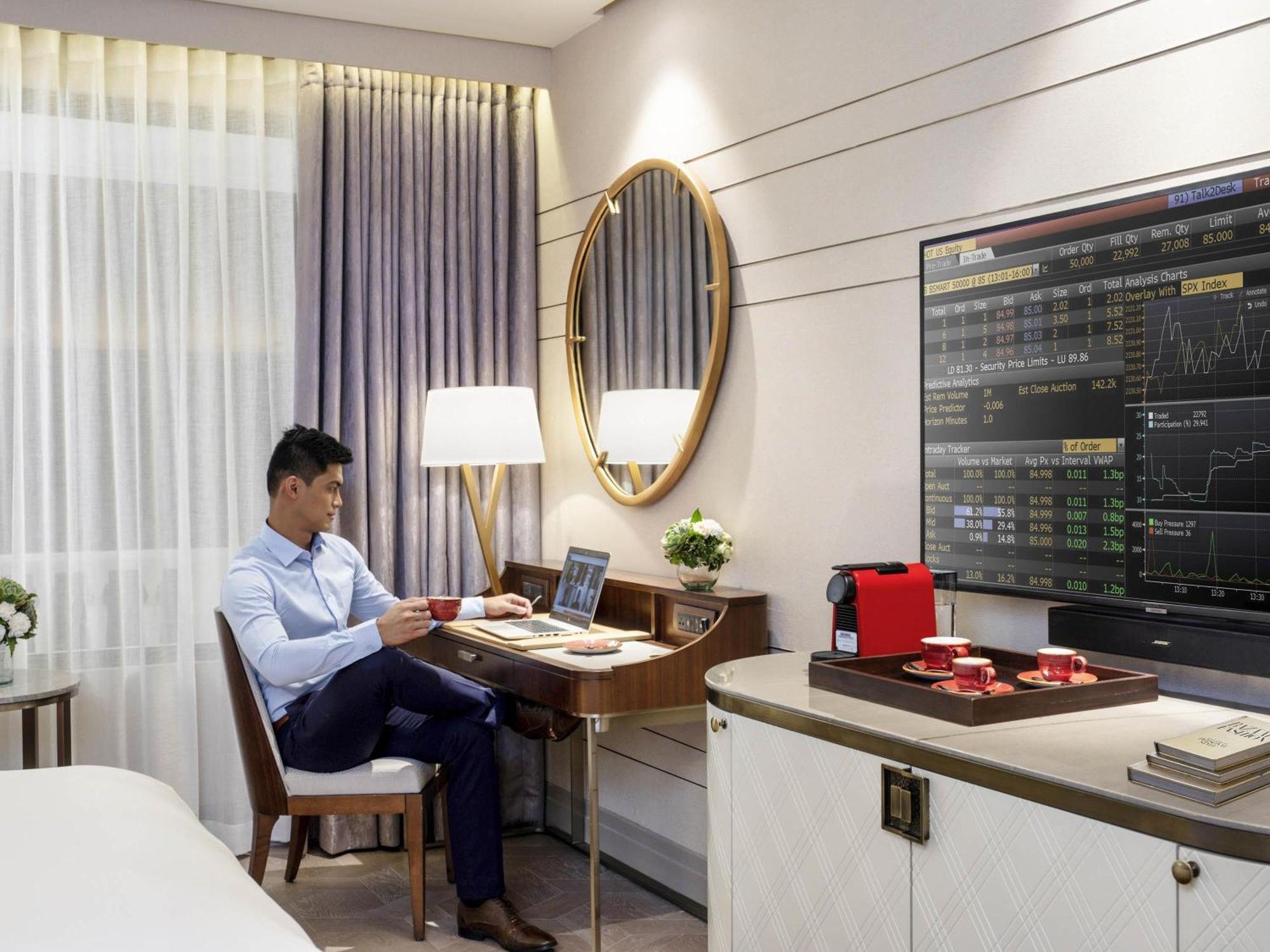 Superior Atrium King Room