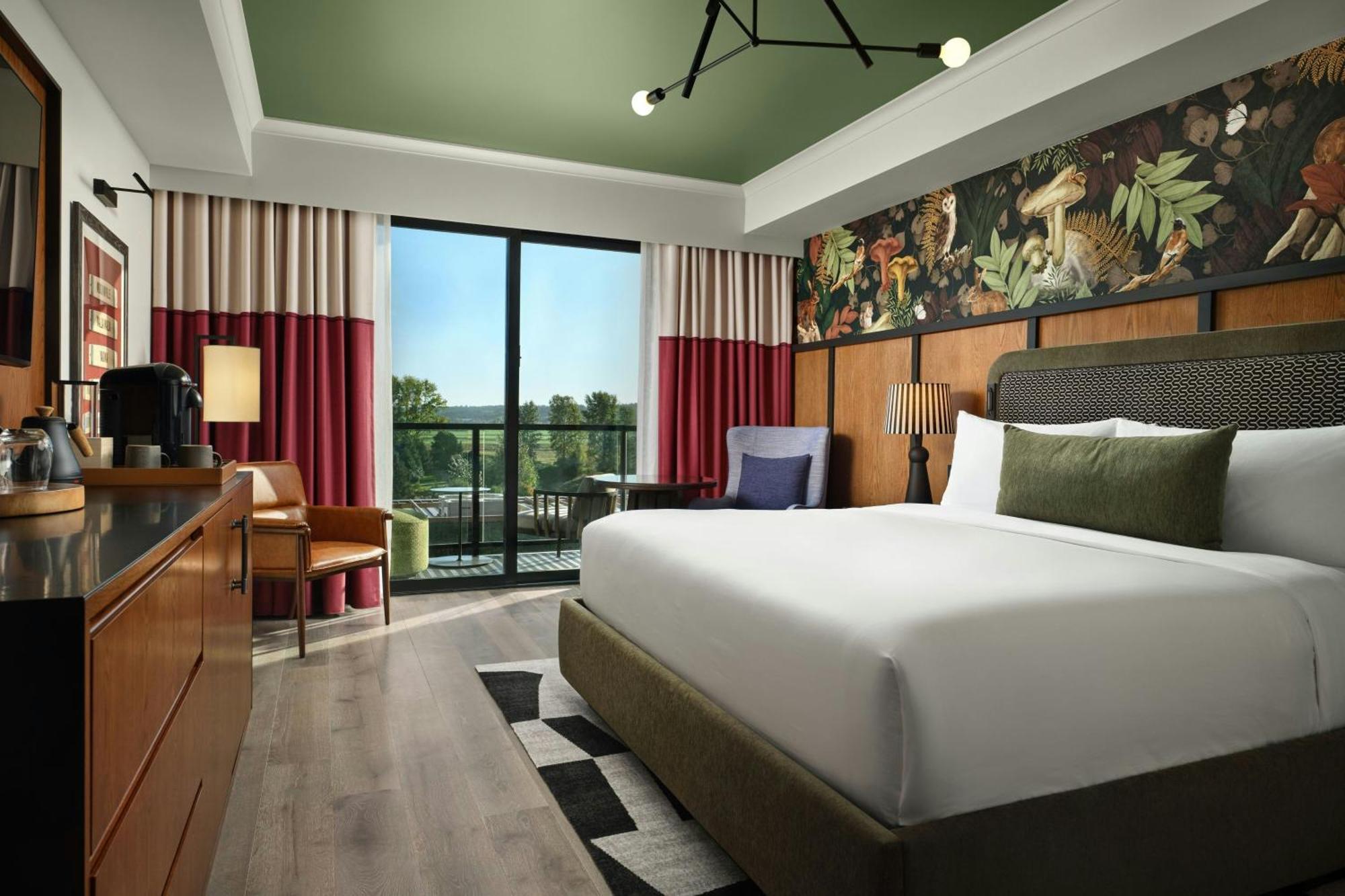 Premium Queen Room with Balcony