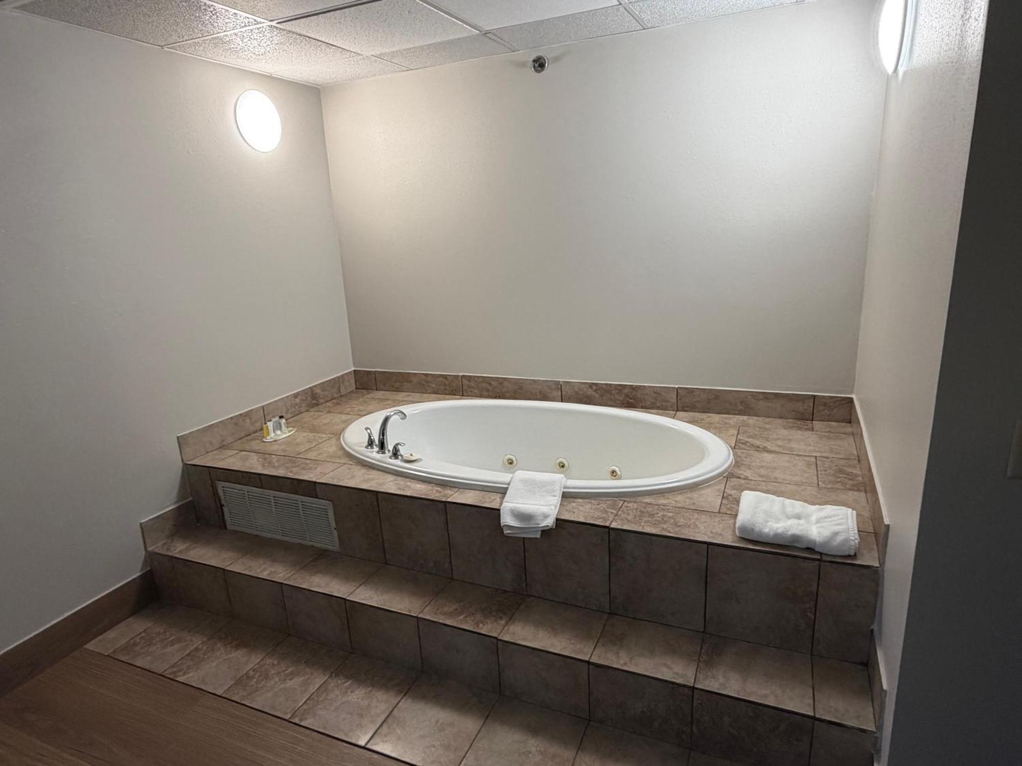 Deluxe King Room  with Spa Bath- Smoking