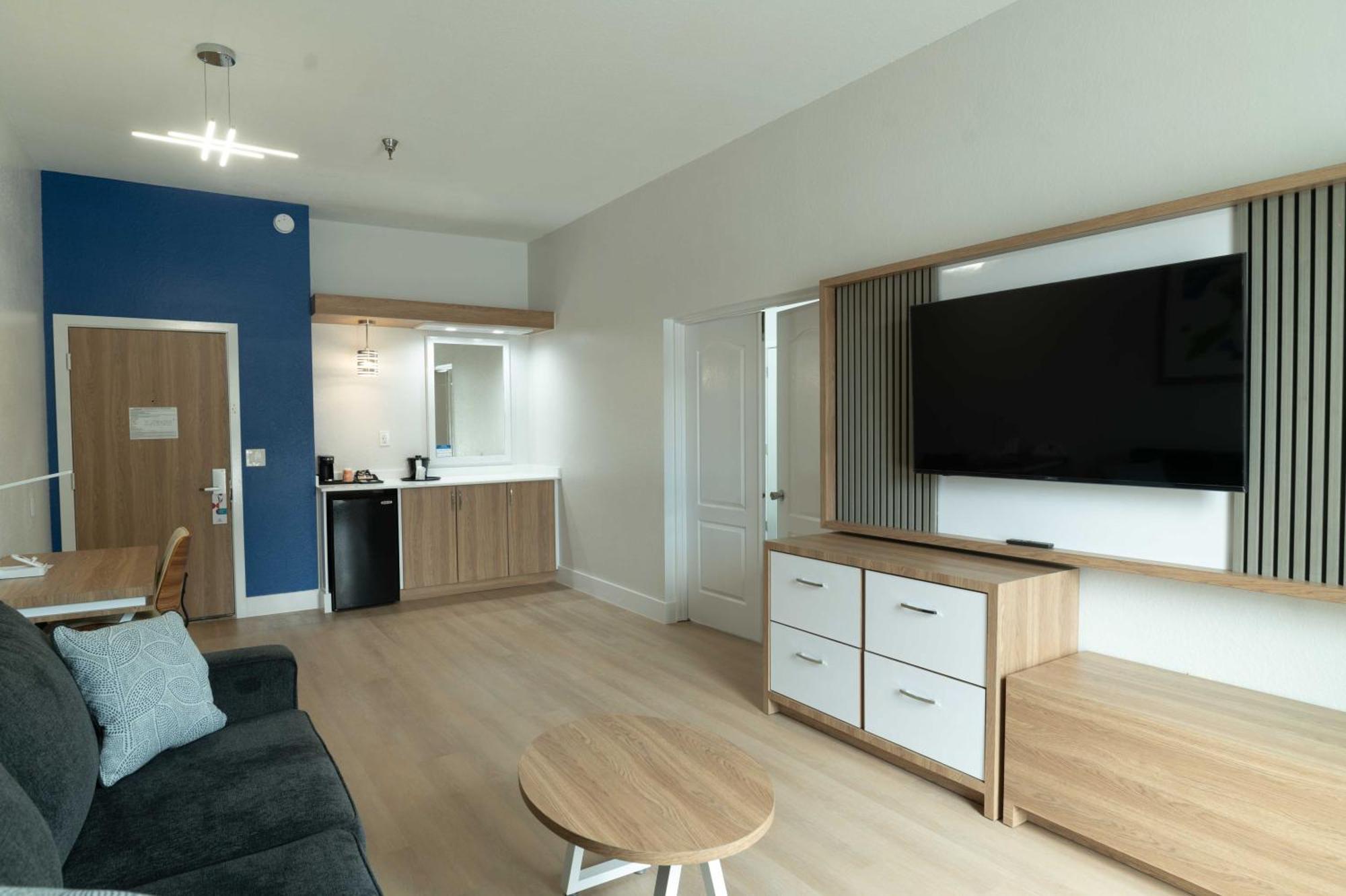 King Suite - Non-Smoking/Interior Corridor