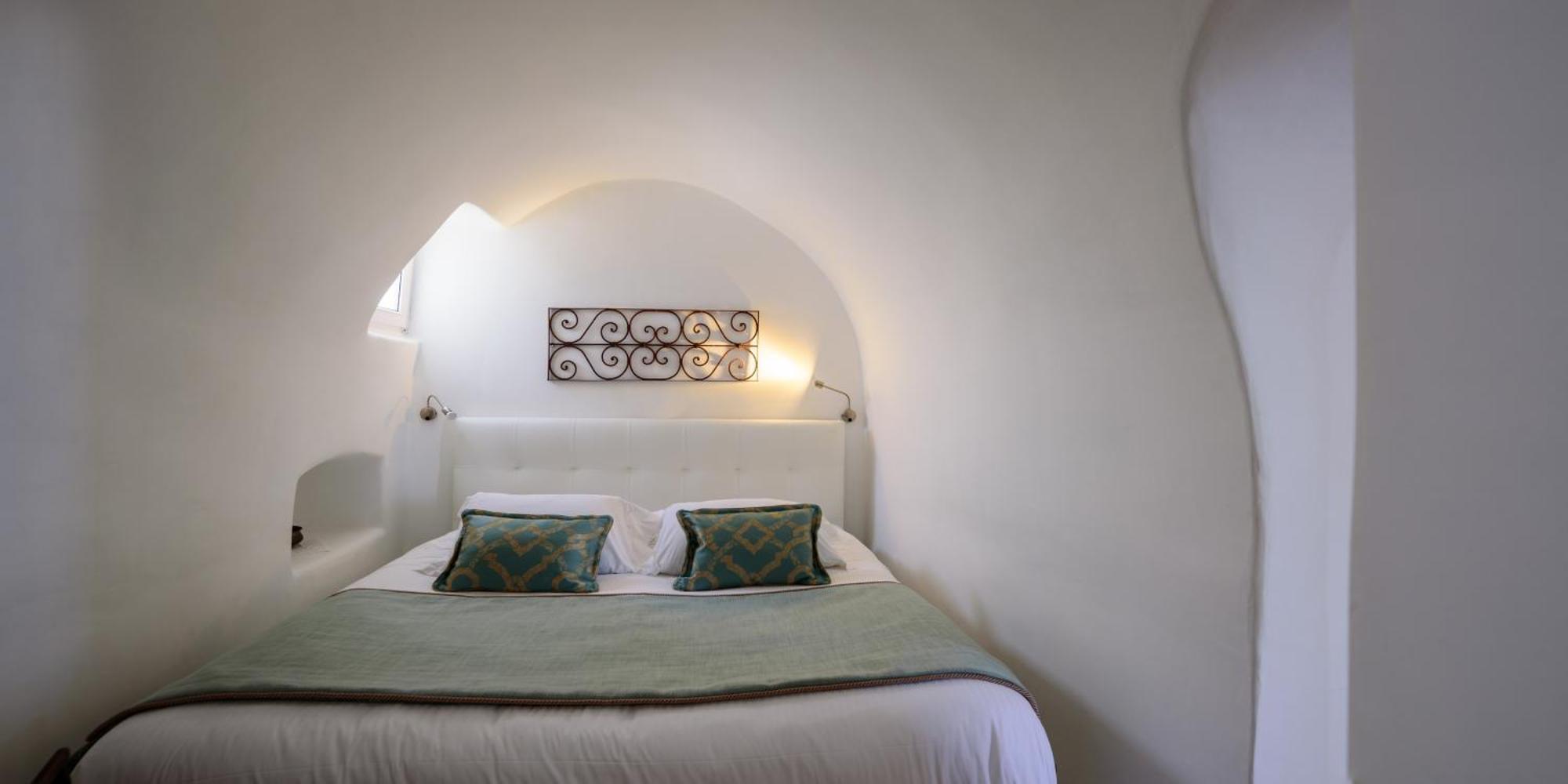 Sunset Honeymoon Suite with Private Whirlpool & Caldera View