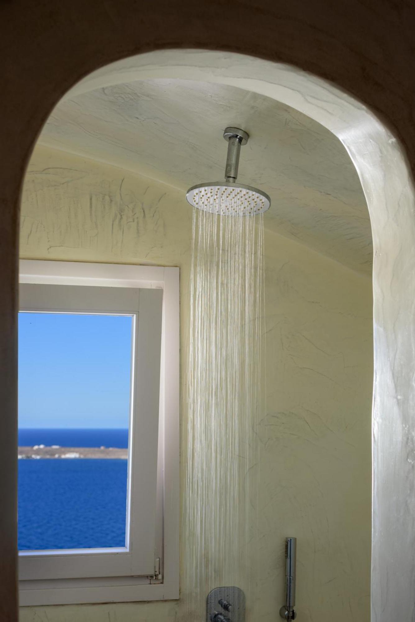 Studio with Private Whirlpool & Caldera View