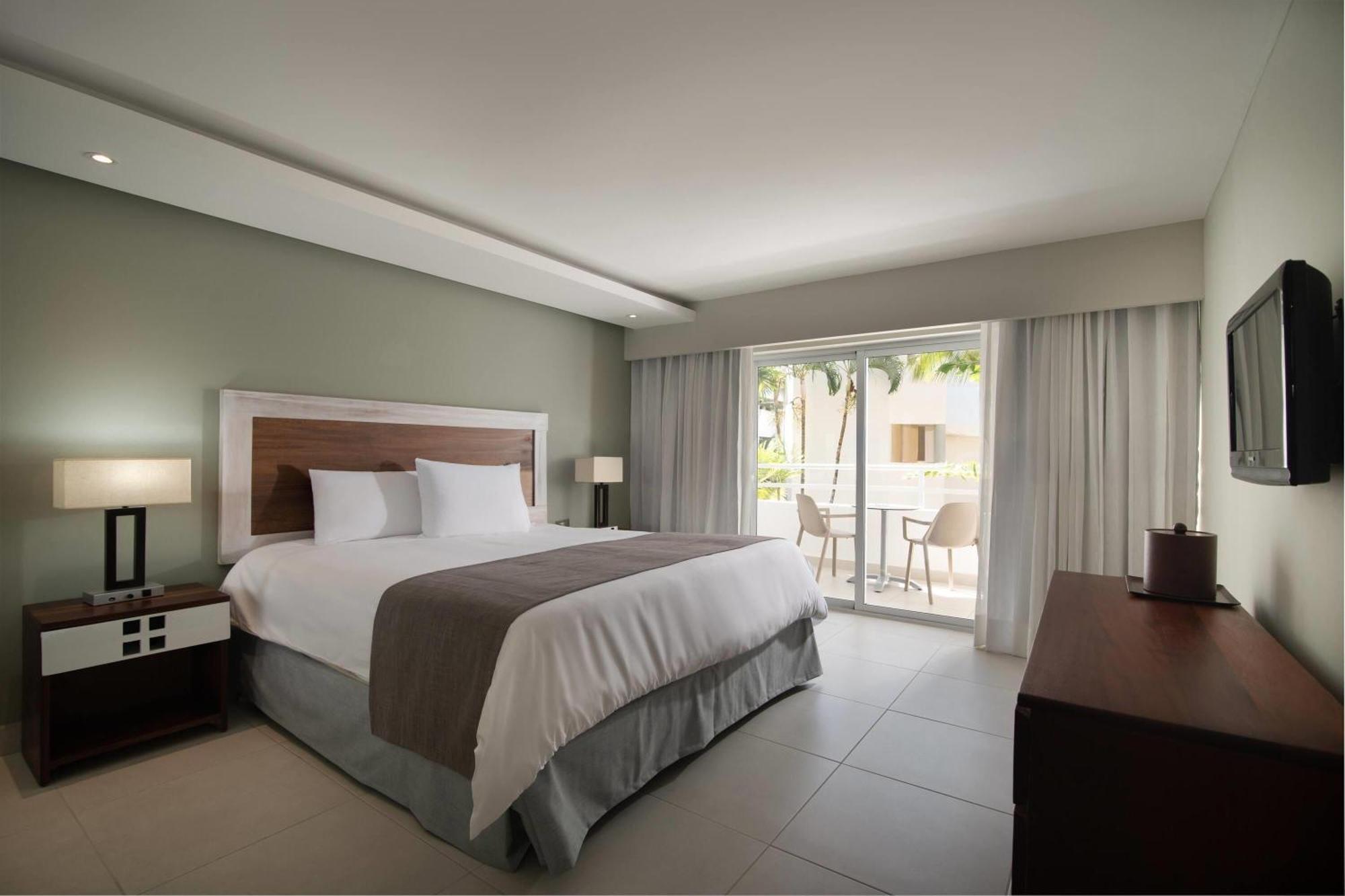 King Room with Garden View and Balcony - Non-Smoking