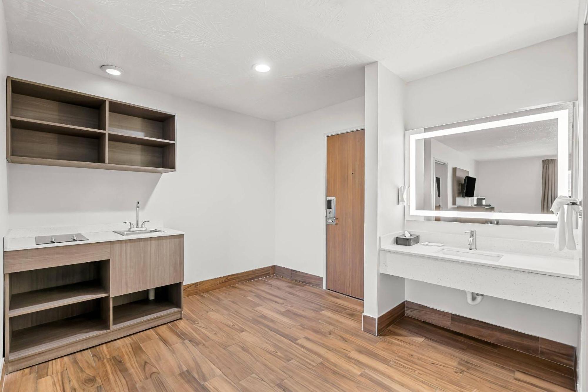Suite with One King and Two Queen Beds - Non-Smoking