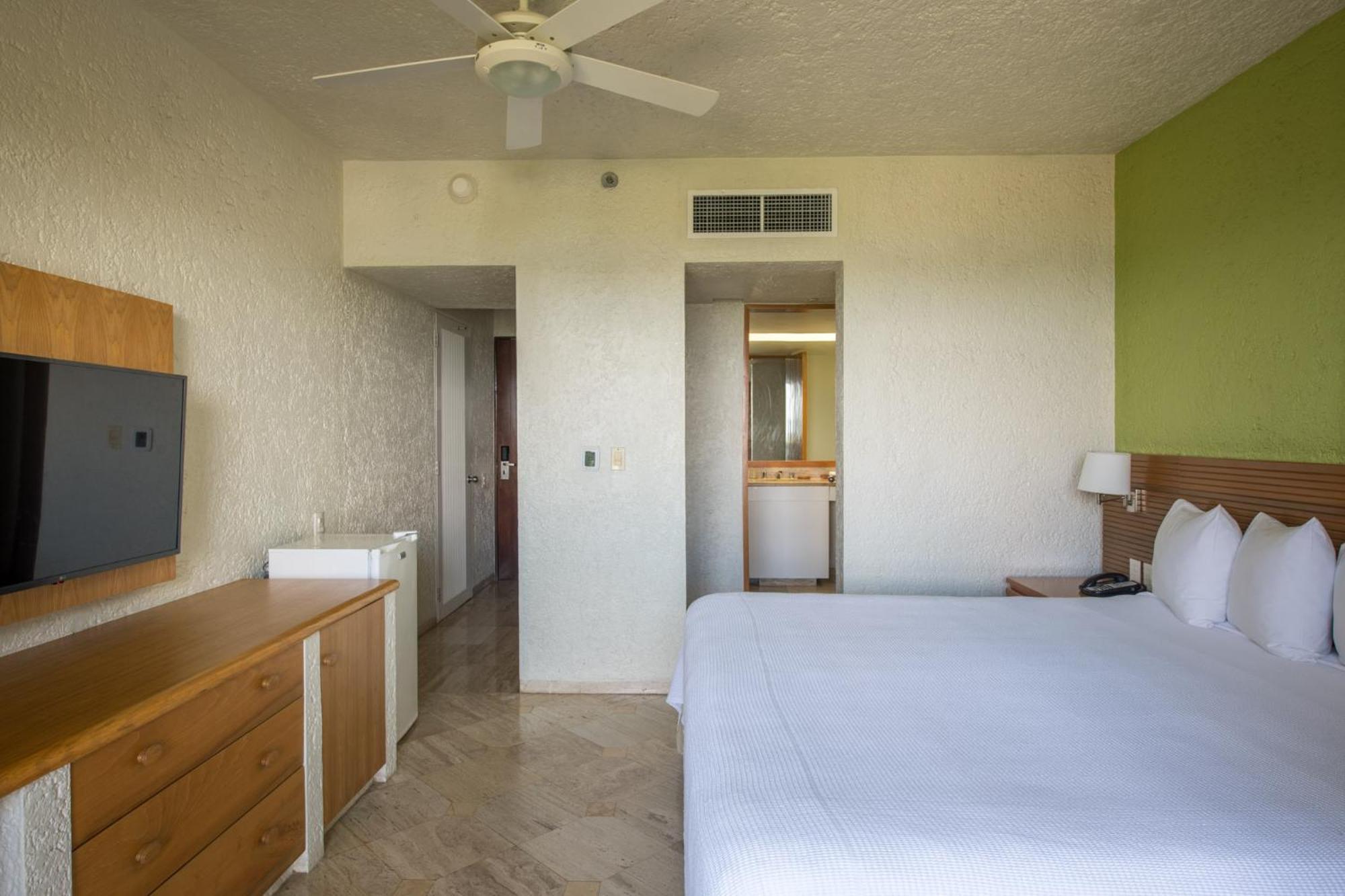 Classic One-Bedroom King Suite Sofa Bed Balcony Jacuzzi Garden View