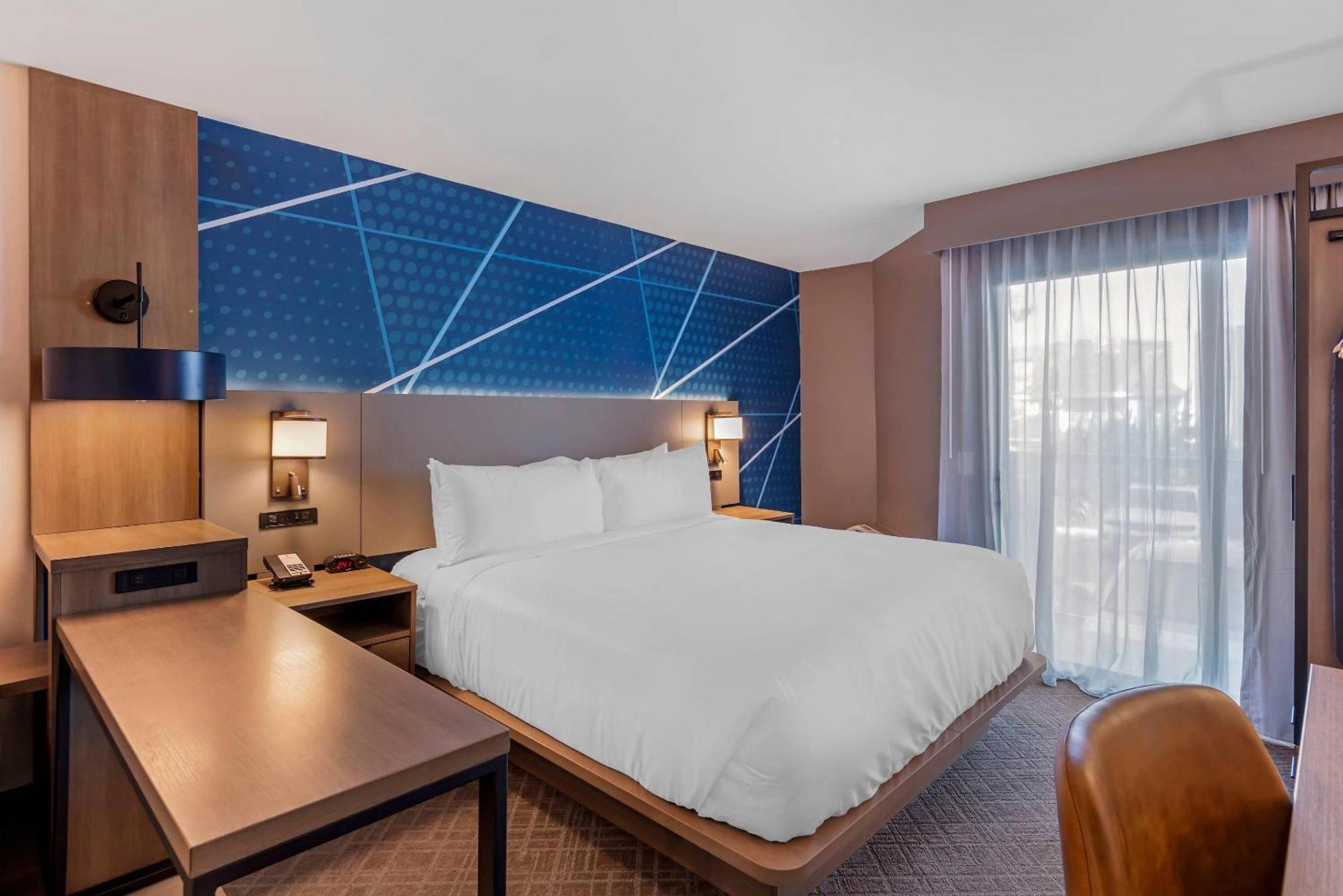 Standard Room, 1 King Bed Accessible, Non Smoking, Balcony