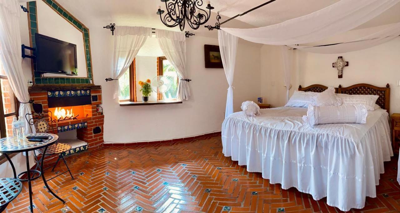 Habitación con cama extragrande.