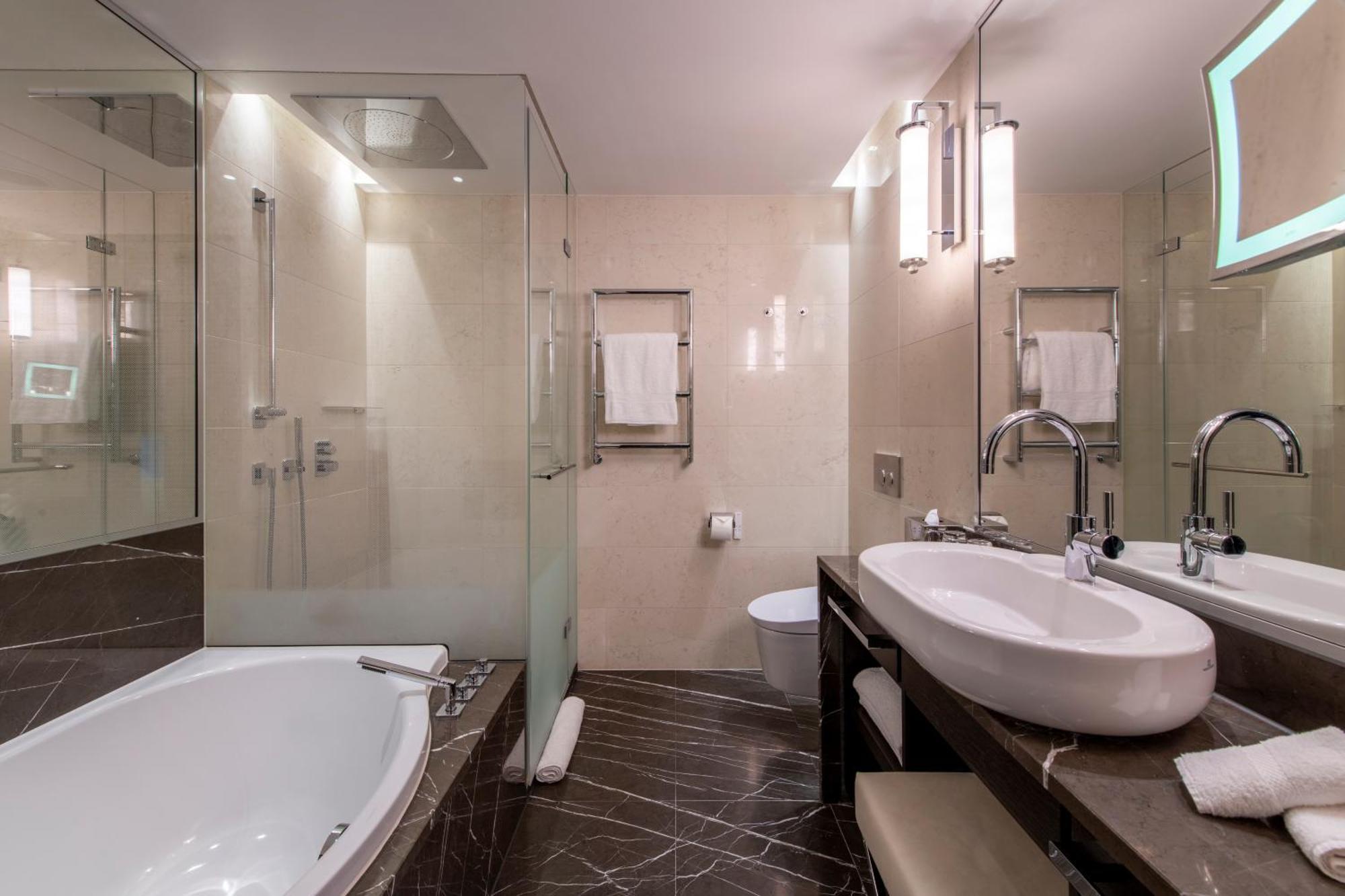Savoy Suite,1765379518:JPEG