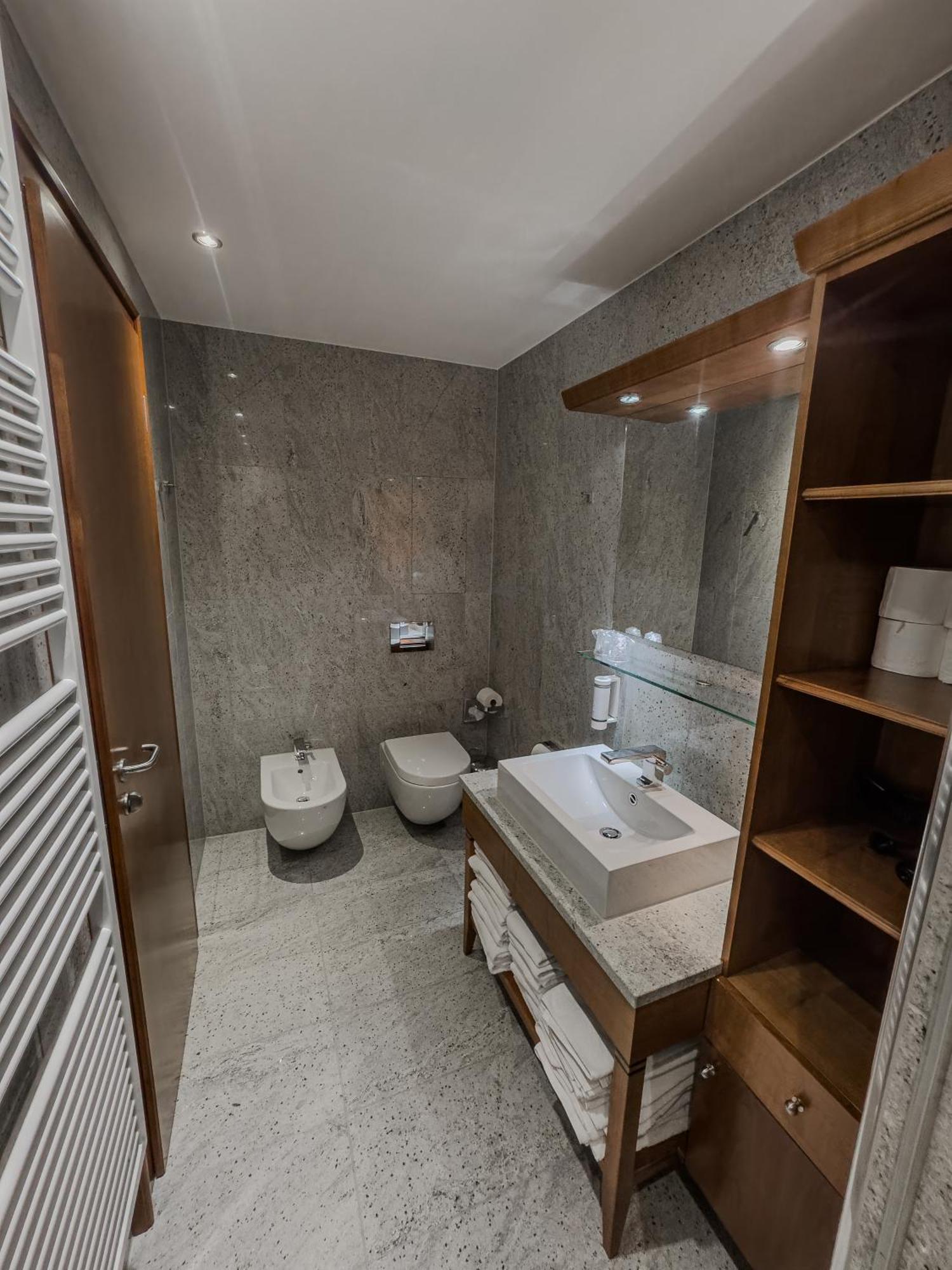 Dreibettzimmer mit Bad
