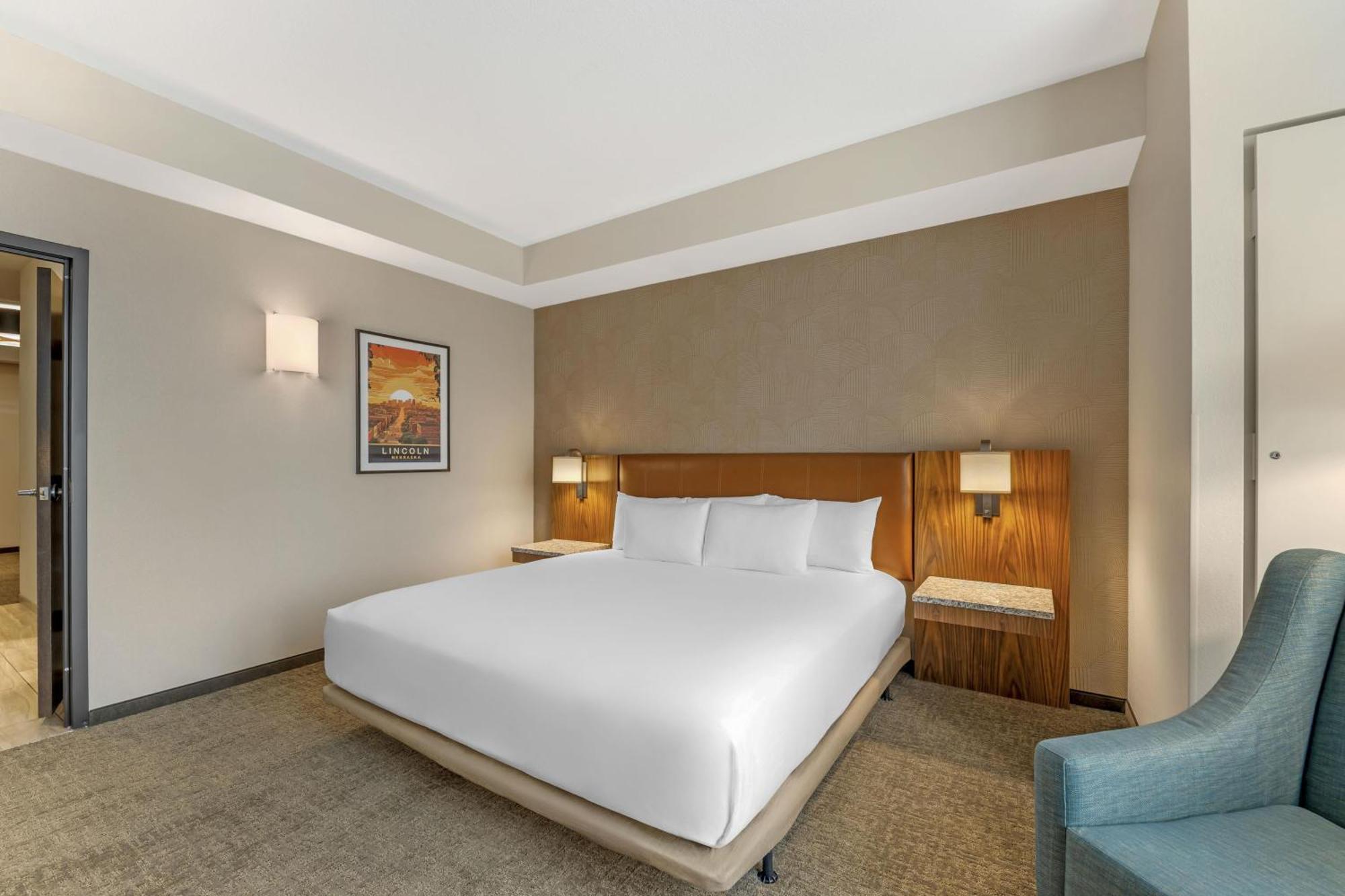King Suite with Sofa Bed - Accessible, Tub