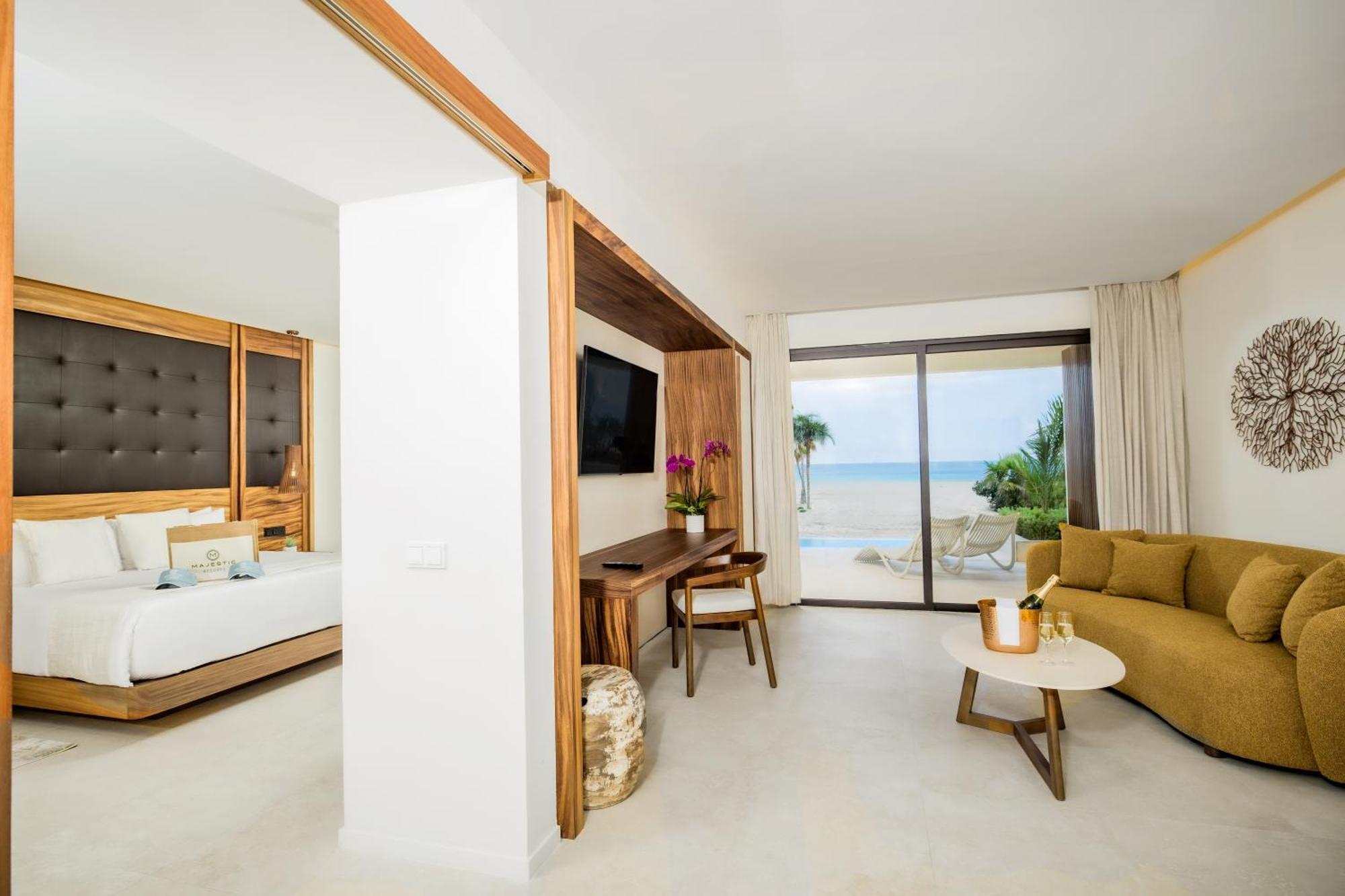 Mirage Club Swim Up Suite Oceanfront (Outdoor Jacuzzi) 18+