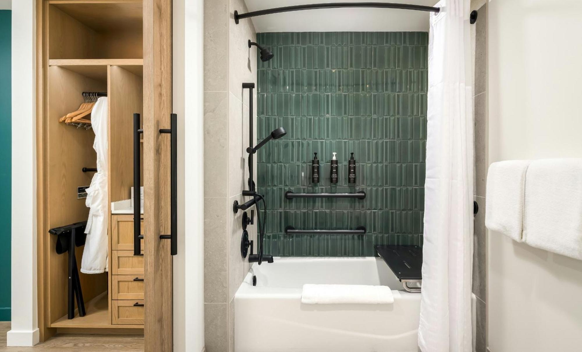 Golf View King Fireplace ADA Tub