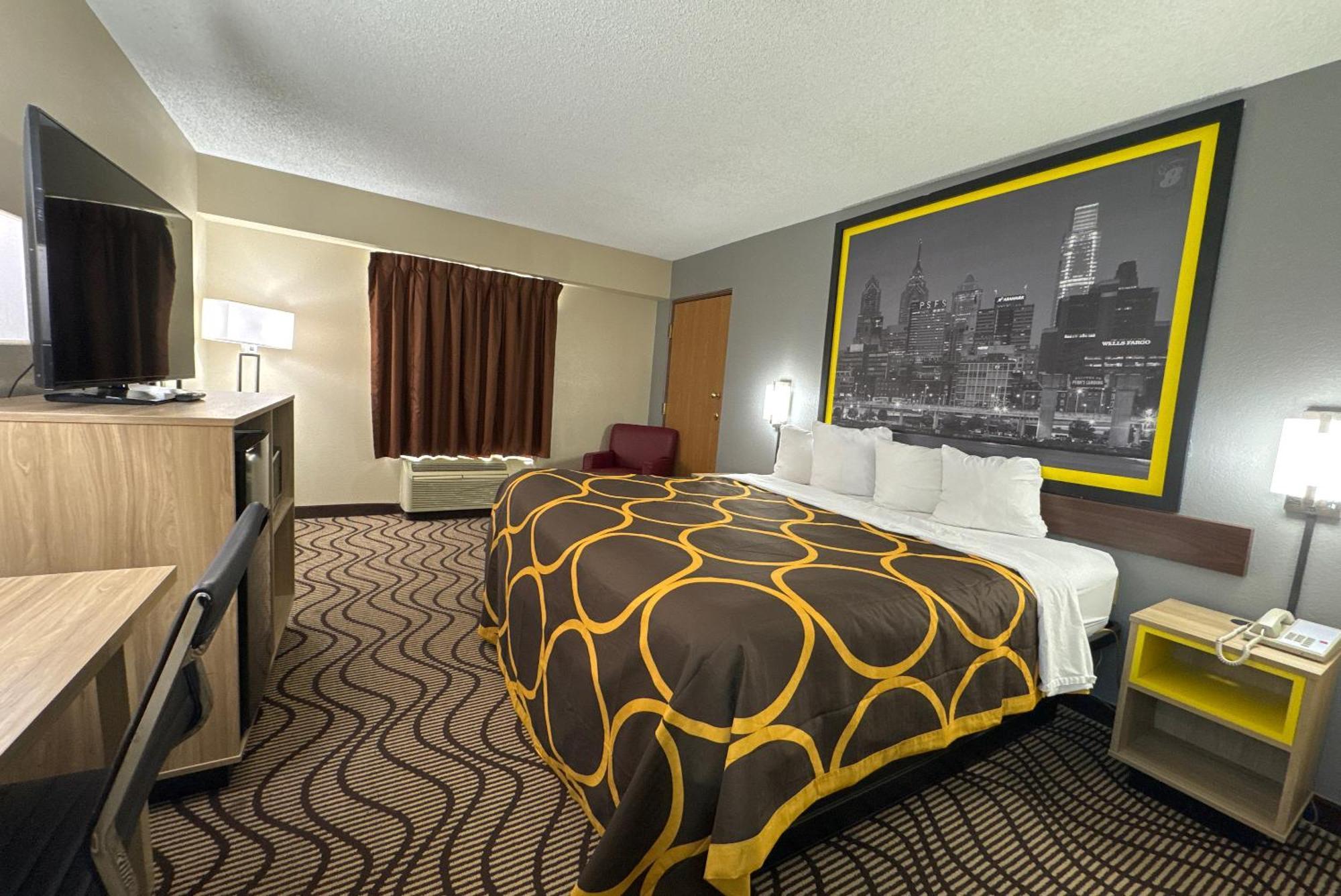 King Room with Bath Tub - Mobility Accessible/Non-Smoking