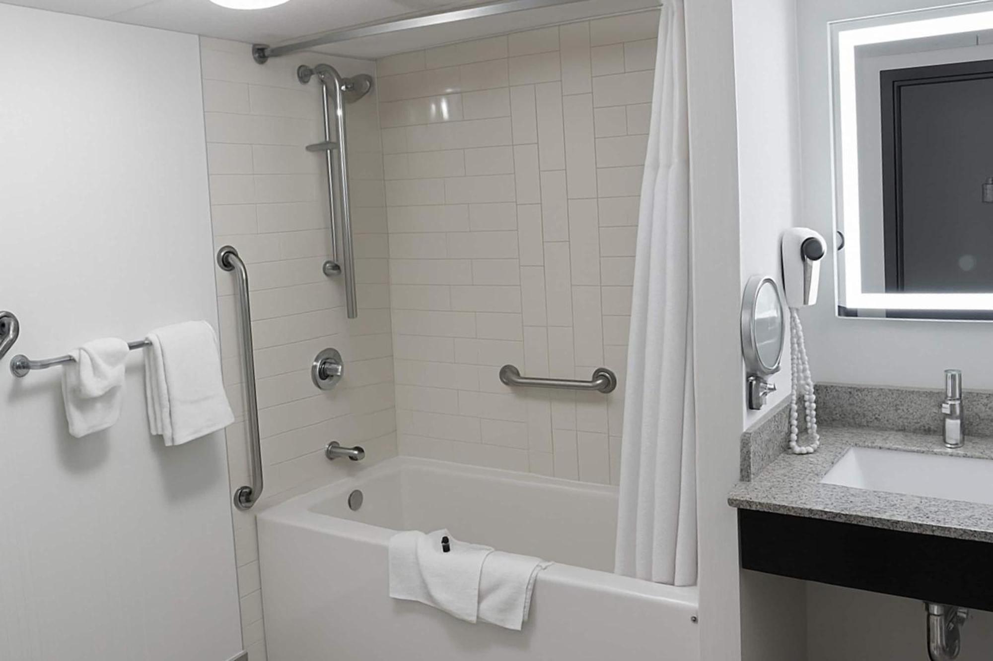 Deluxe Queen Room - Mobility Accessible with Bathtub with Grab Bars