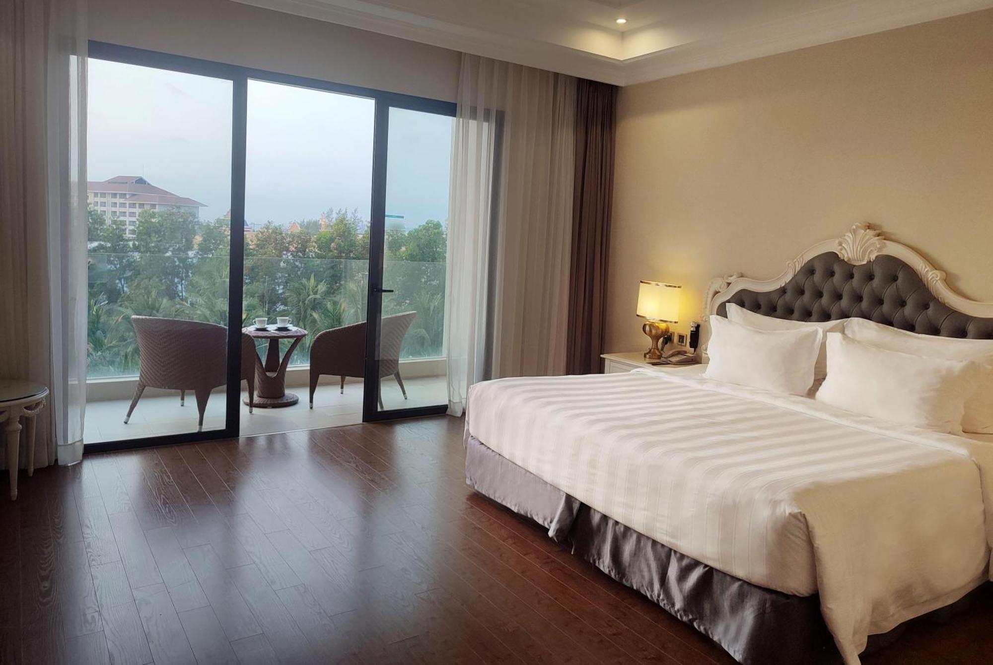Deluxe King Room with Garden View