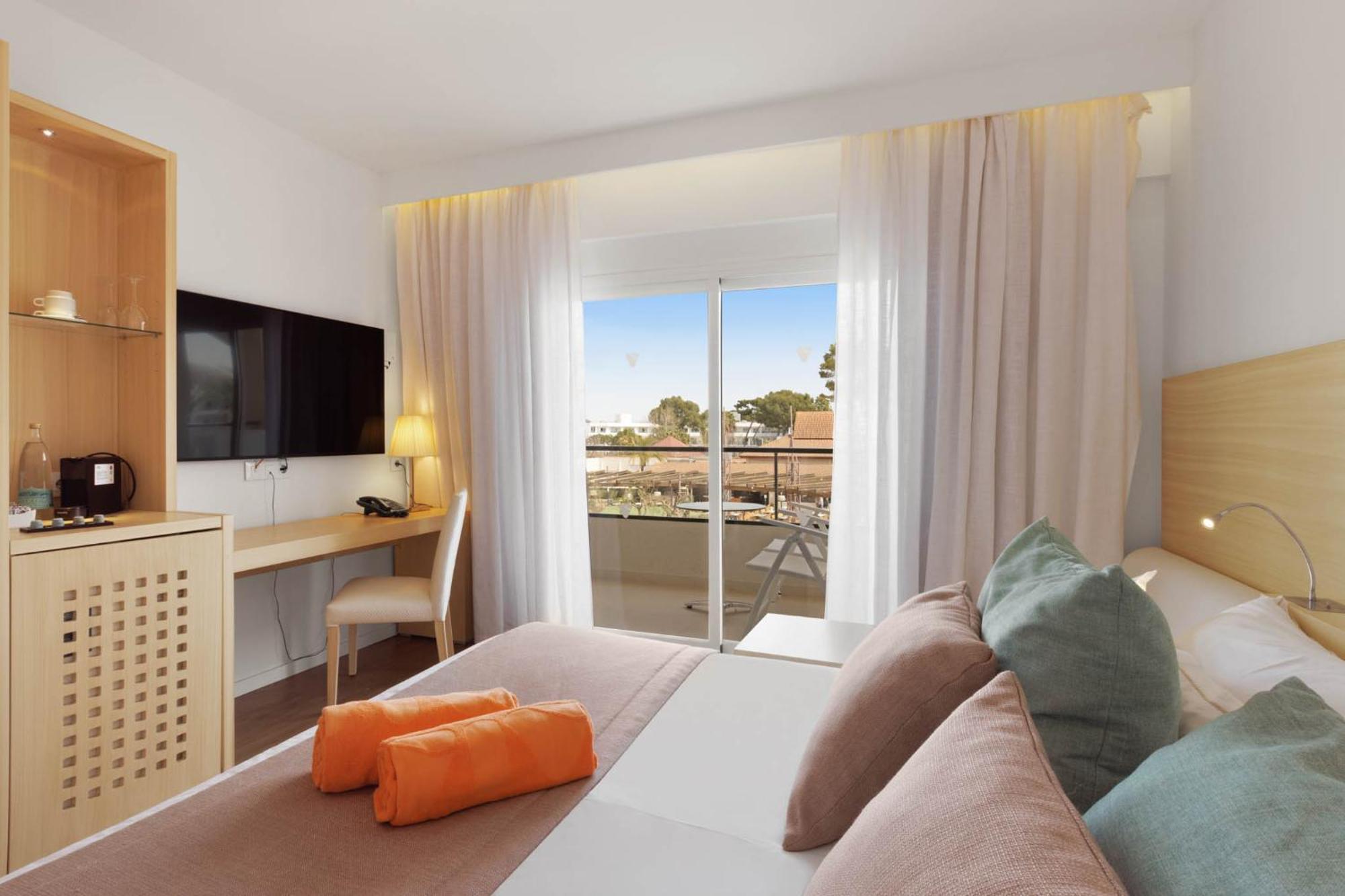 Double Room,1756403244:JPEG