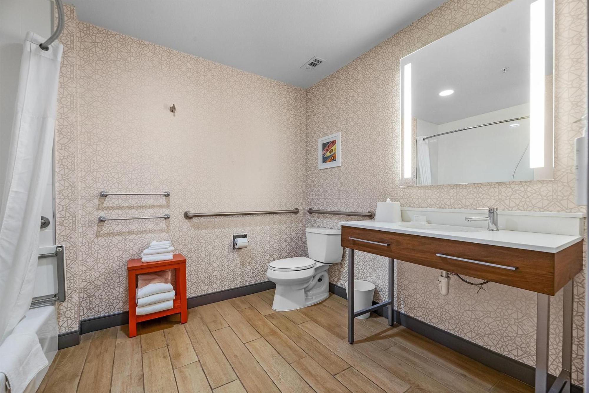 King Room with Accessible Tub - Mobility and Hearing Access/Non-Smoking