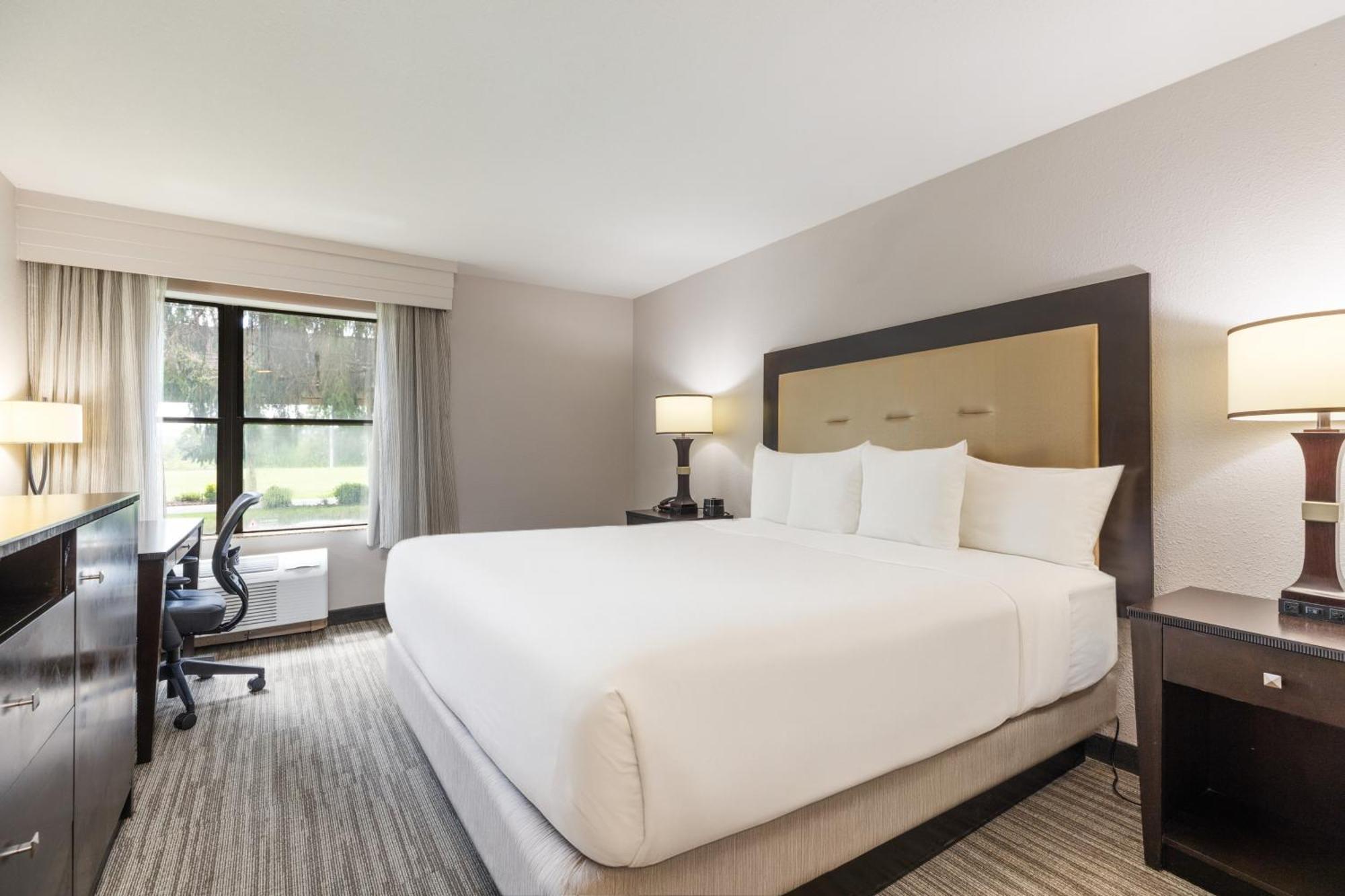 King Room with Roll-In Shower - Disability Access/Non Smoking