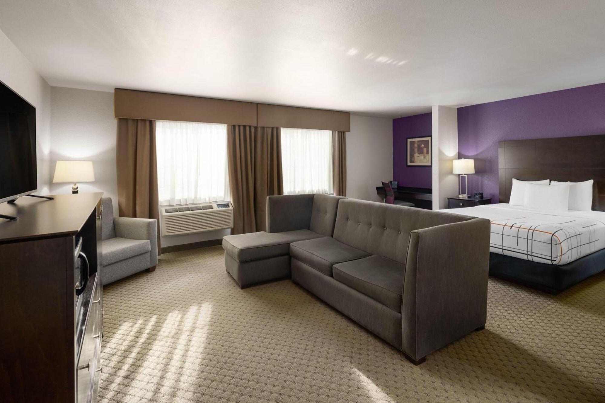 Queen Room with Sofa Bed - Non-Smoking