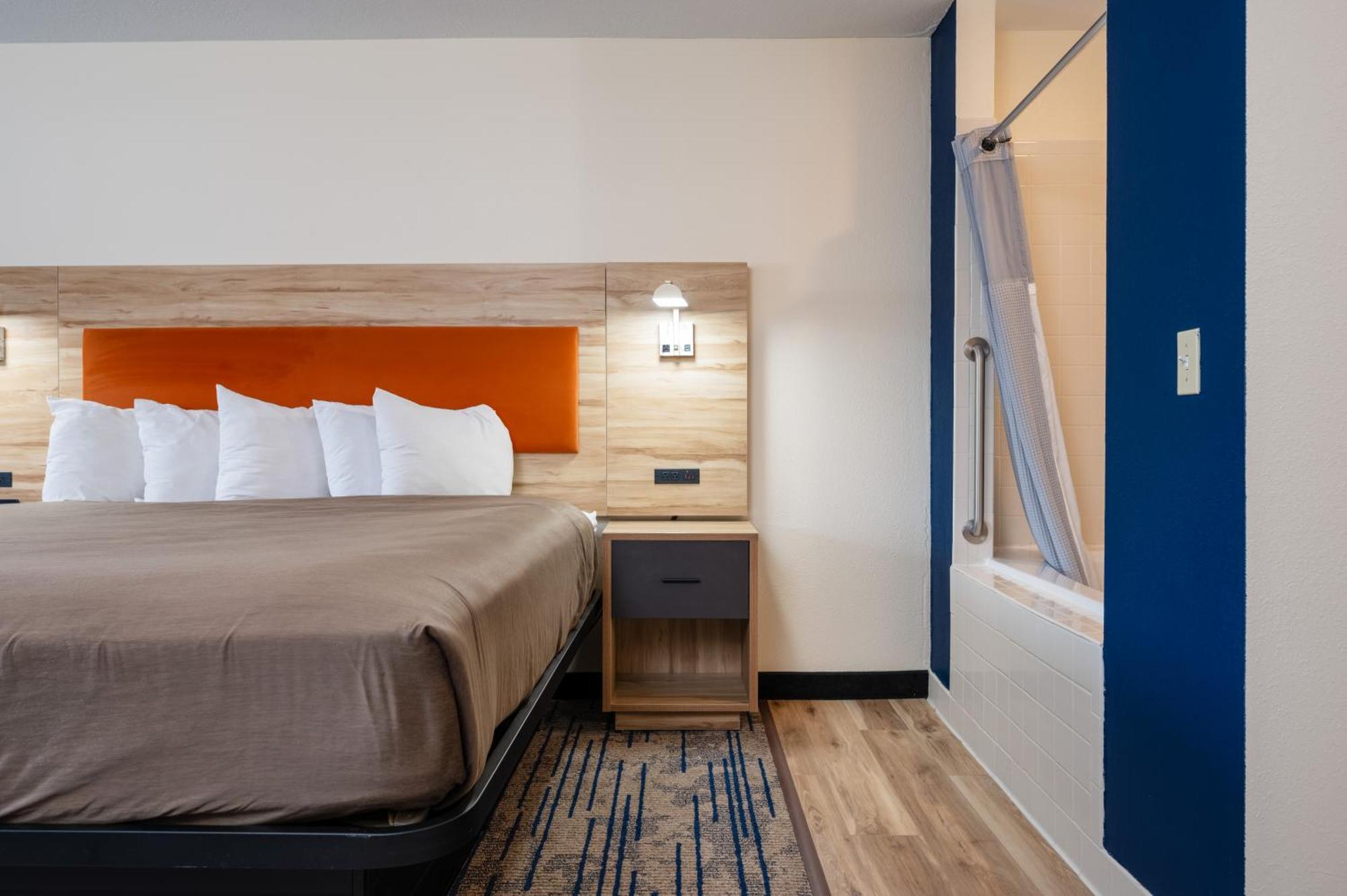 Deluxe Suite with Spa Bath