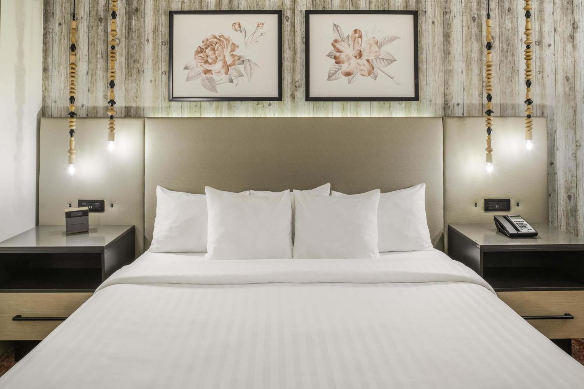 Two-Bedroom Suite with One King Bed, Two Queen Beds and Tub - Mobility and Hearing Accessible
