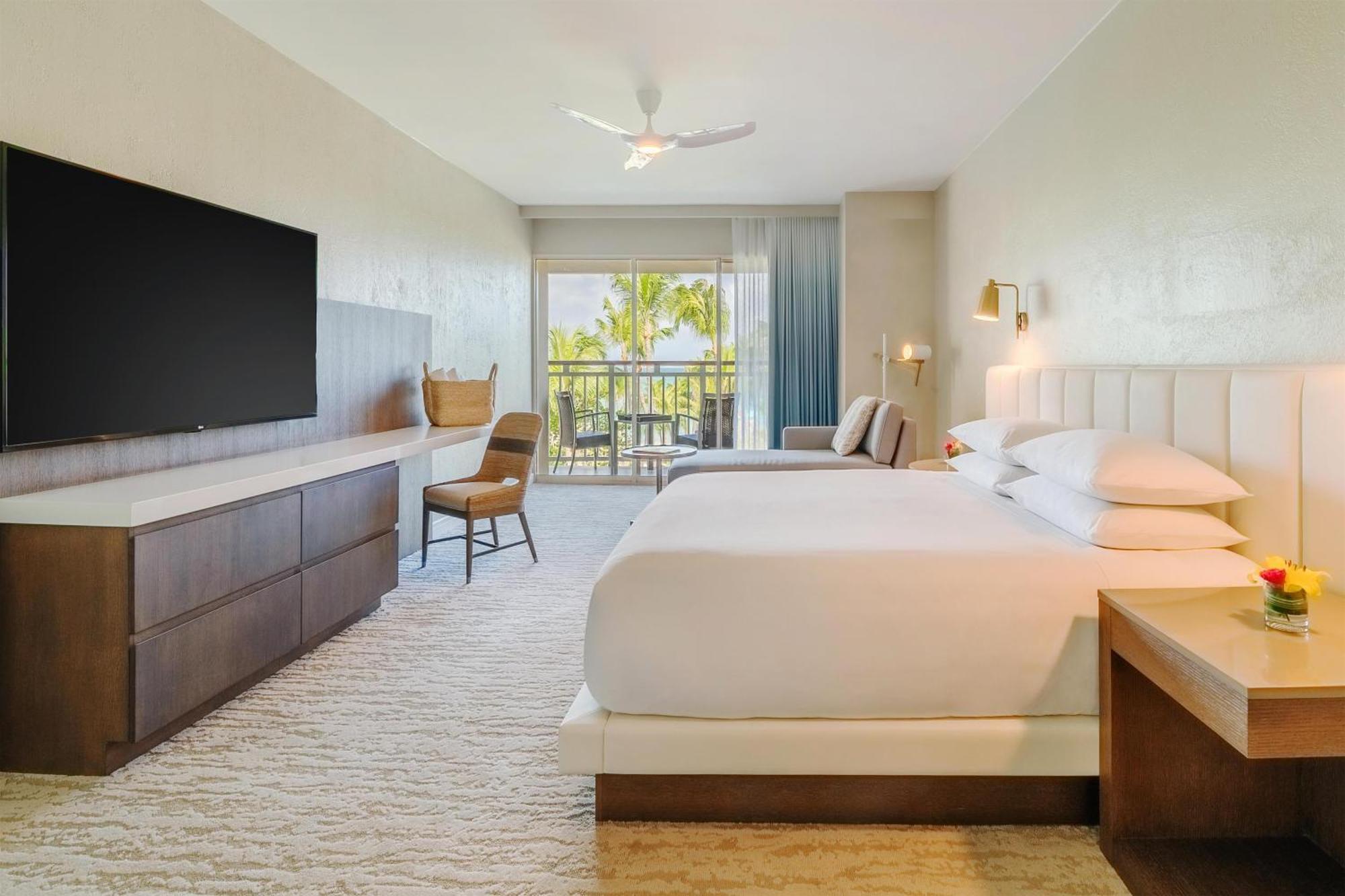 Kamer met Kingsize Bed en een Balkon met Uitzicht op het Resort