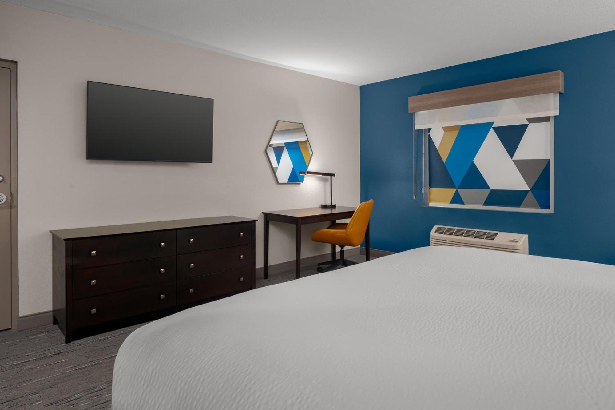 Standard King Room with Roll-in Shower - Mobility Accessible