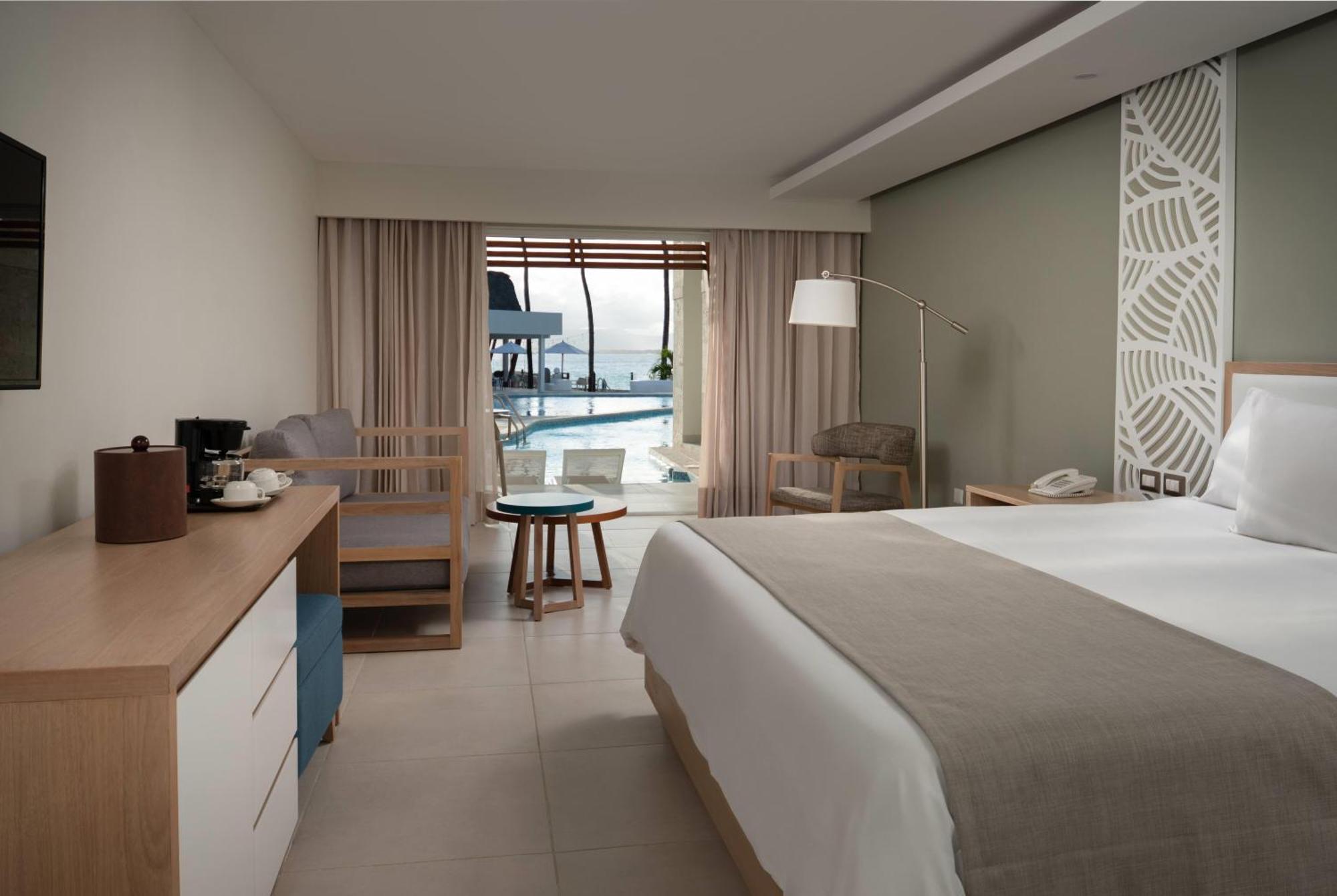 Swim-Up Junior King Suite with Ocean View and Balcony - Non-Smoking