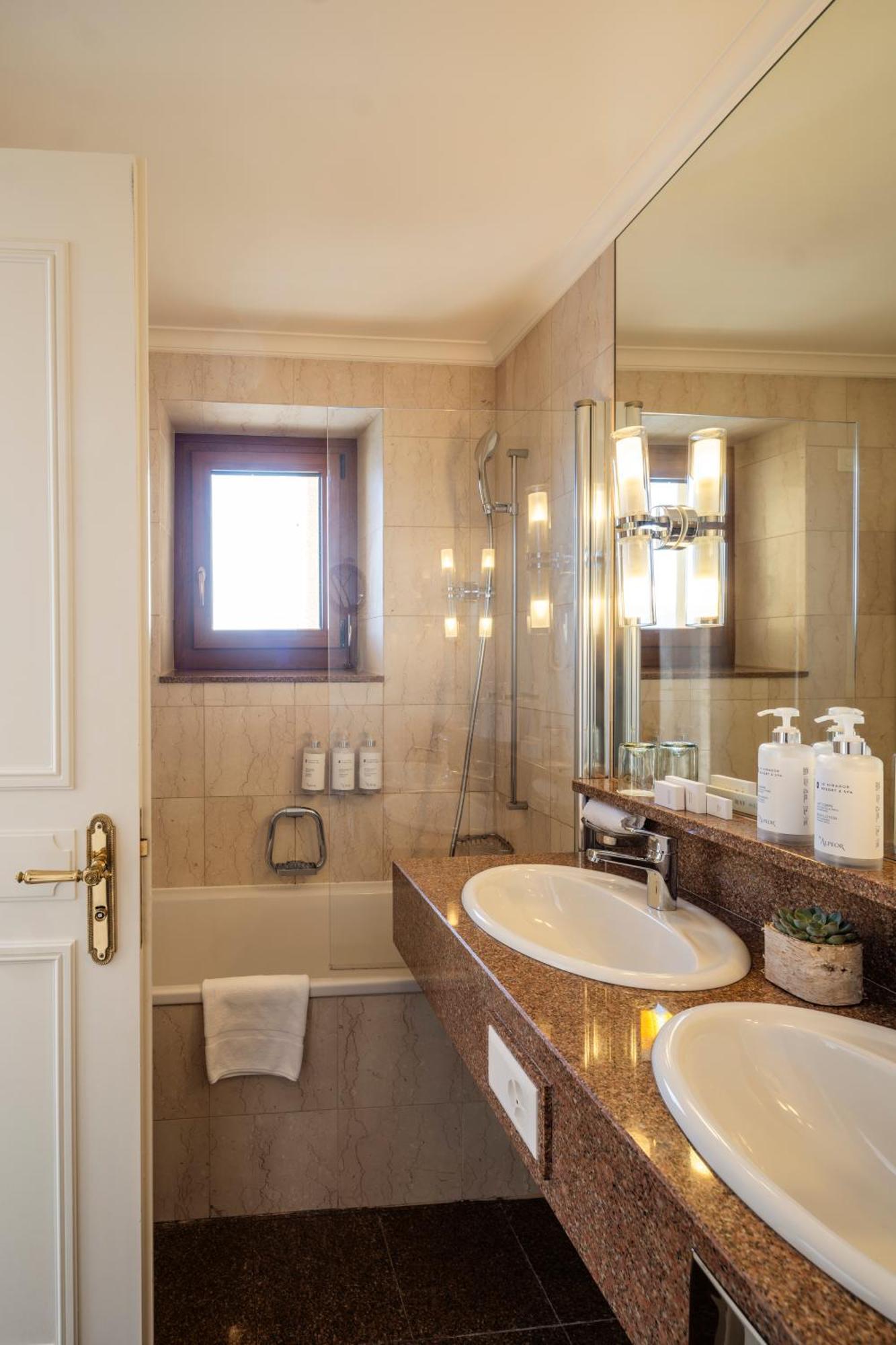 Deluxe Double Room with Balcony and Lake View